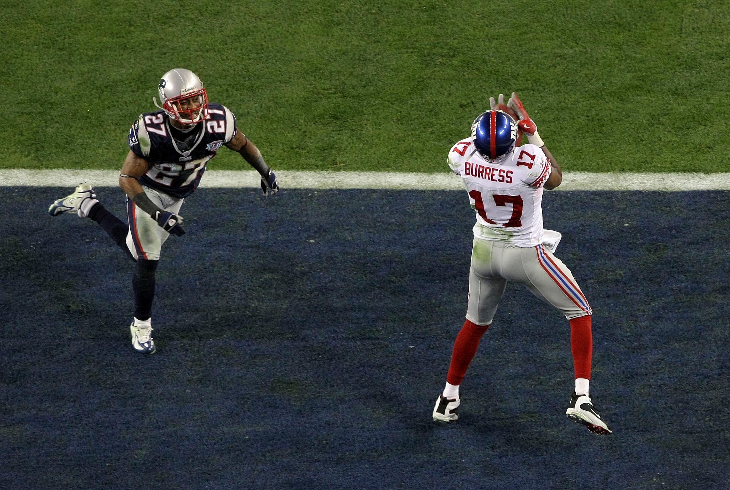 GLENDALE, AZ - FEBRUARY 03:  Wide receiver Plaxico Burress #17 of the New York Giants catches a 13-yard touchdown pass in the fourth quarter over Ellis Hobbs #27 of the New England Patriots during Super Bowl XLII on February 3, 2008 at the University of P