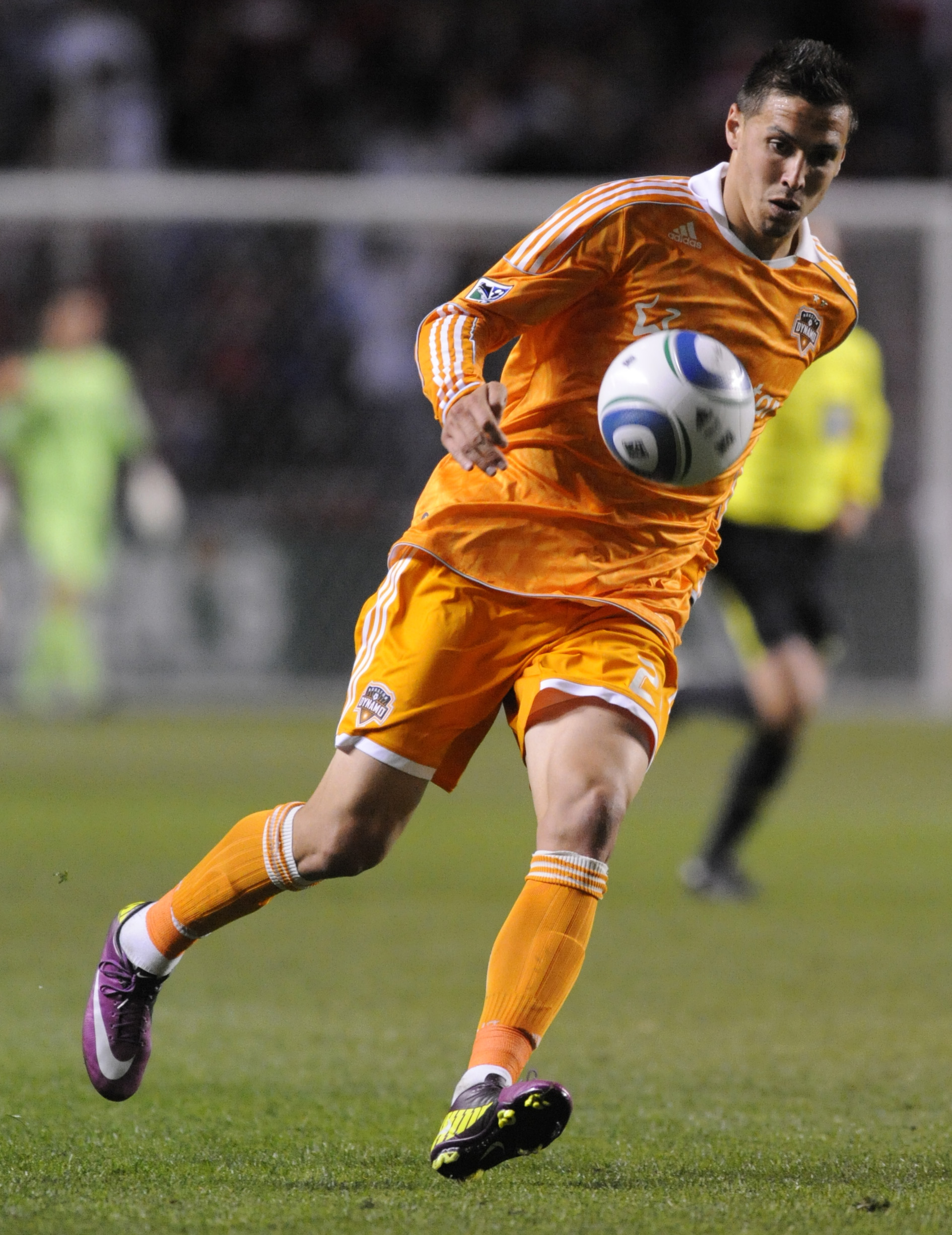 BRIDGEVIEW, IL - APRIL 23: Geoff Cameron #20 of the Houston Dynamo brings the ball up the field against the Chicago Fire in an MLS match on April 23, 2011 at Toyota Park in Bridgeview, Illinois. (Photo by David Banks/Getty Images)