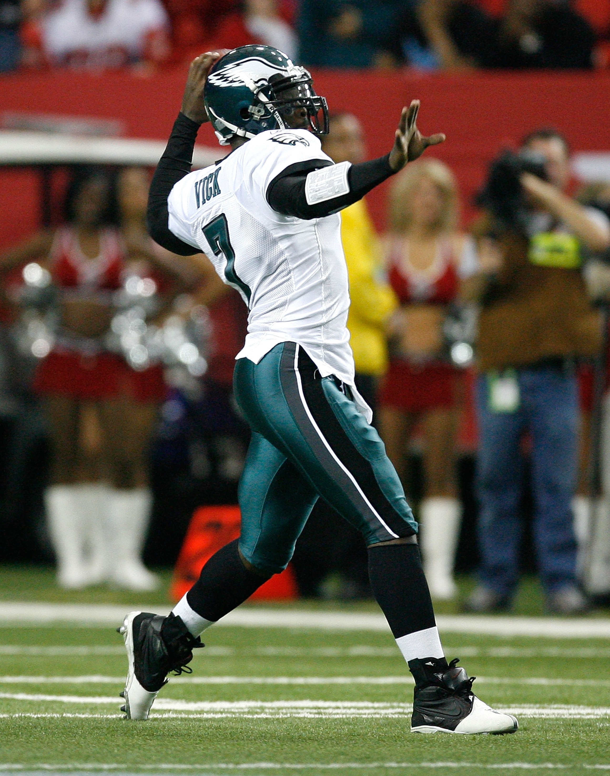 ATLANTA - DECEMBER 06:  Michael Vick #7 of the Philadelphia Eagles against the Atlanta Falcons at Georgia Dome on December 6, 2009 in Atlanta, Georgia.  (Photo by Kevin C. Cox/Getty Images)