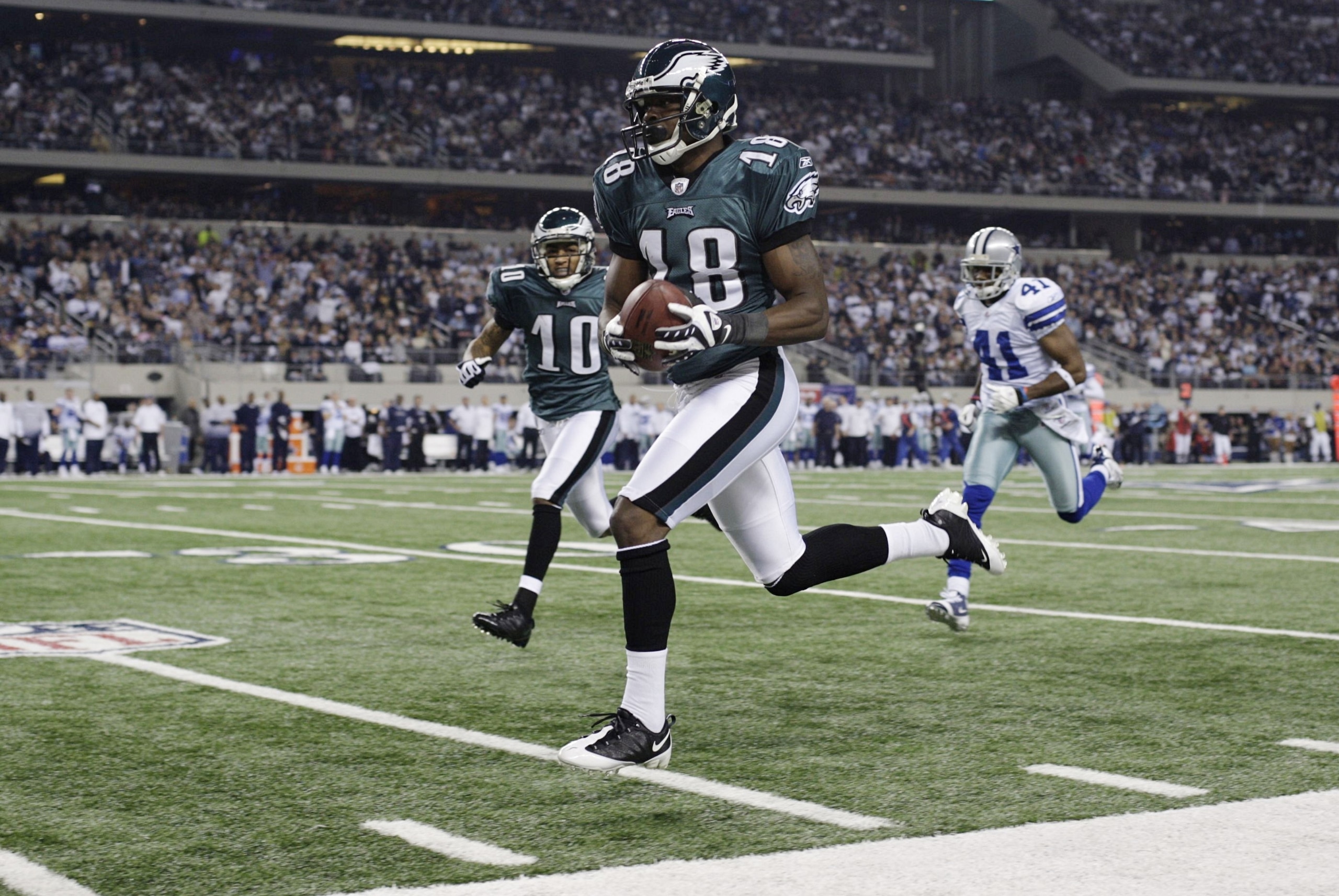 ARLINGTON, TX - JANUARY 9:  Jeremy Maclin #18 of the Philadelphia Eagles runs for a 76-yard touchdown in the second quarter on a pass from quarterback Michael Vick #7 against the Dallas Cowboys during the 2010 NFC wild-card playoff game at Cowboys Stadium