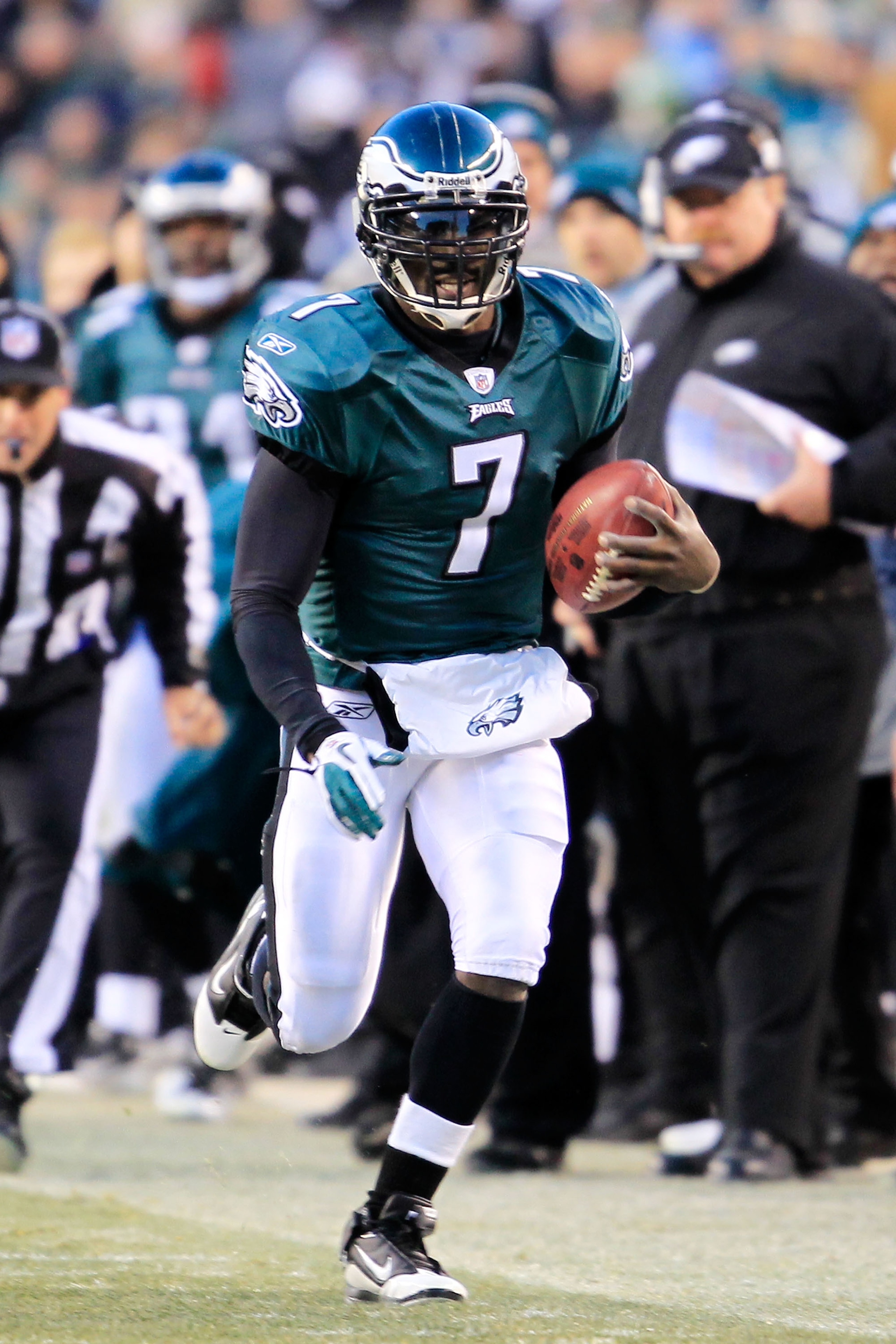 PHILADELPHIA, PA - JANUARY 09:  Michael Vick #7 of the Philadelphia Eagles runs down field against the Green Bay Packers during the 2011 NFC wild card playoff game at Lincoln Financial Field on January 9, 2011 in Philadelphia, Pennsylvania.  (Photo by Chr