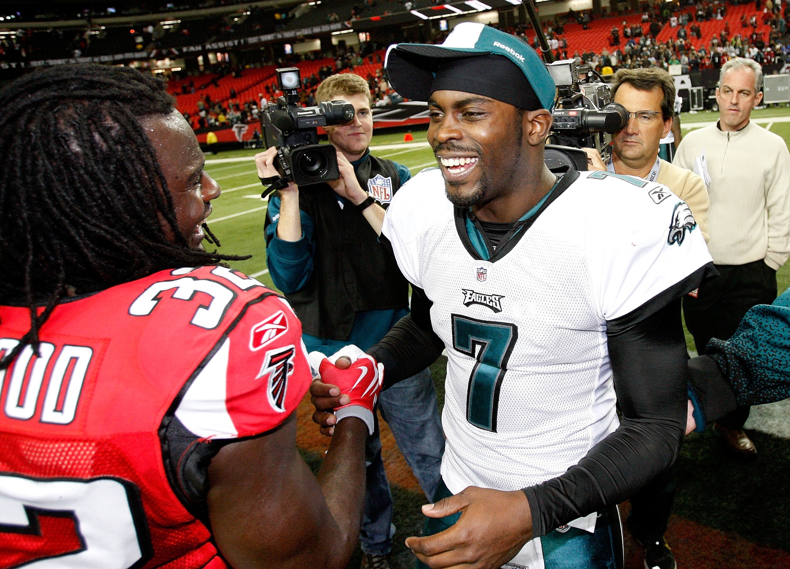 ATLANTA - DECEMBER 06:  Michael Vick #7 of the Philadelphia Eagles against Jerious Norwood #32 of the Atlanta Falcons at Georgia Dome on December 6, 2009 in Atlanta, Georgia.  (Photo by Kevin C. Cox/Getty Images)
