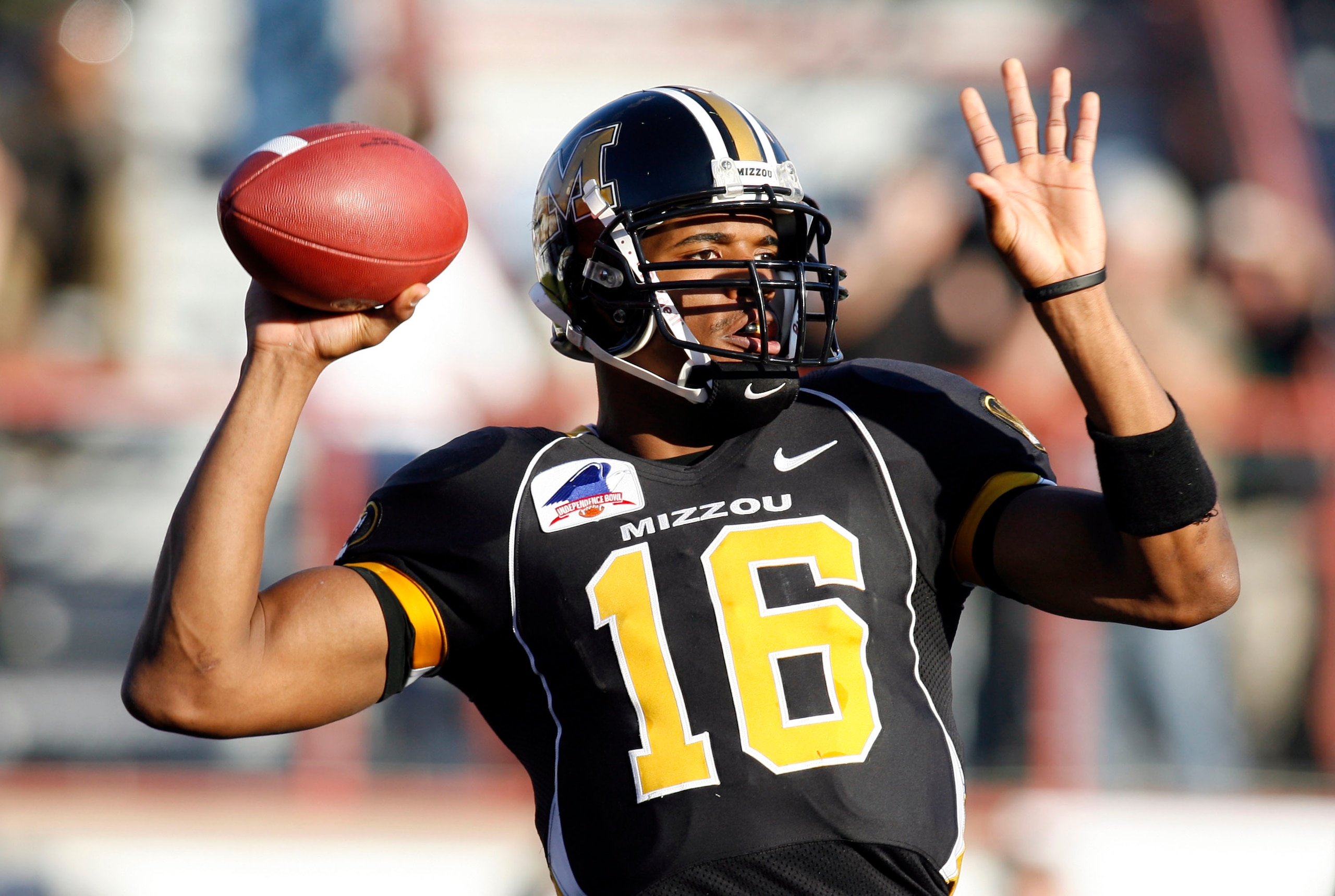 SHREVEPORT, LA - DECEMBER 30:  Quarterback Brad Smith #16 of the Missouri Tigers passes against the South Carolina Gamecocks during the Independence Bowl on December 30, 2005 at Independence Stadium in Shreveport, Louisiana.  (Photo by Chris Graythen/Gett