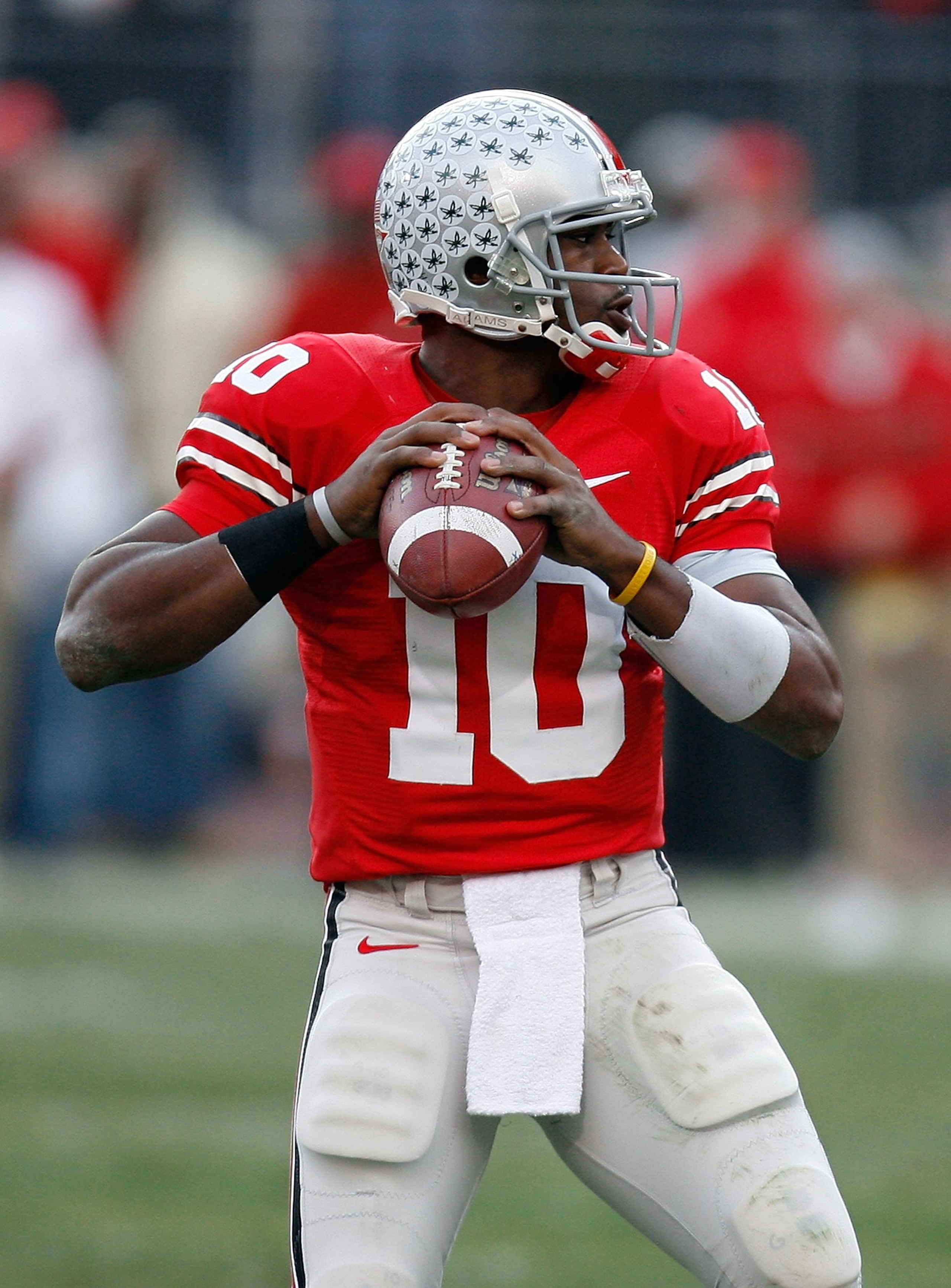COLUMBUS, OH - NOVEMBER 18:  Quarterback Troy Smith #10 of the Ohio State Buckeyes looks to pass against the Michigan Wolverines November 18, 2006 at Ohio Stadium in Columbus, Ohio.  (Photo by Gregory Shamus/Getty Images)