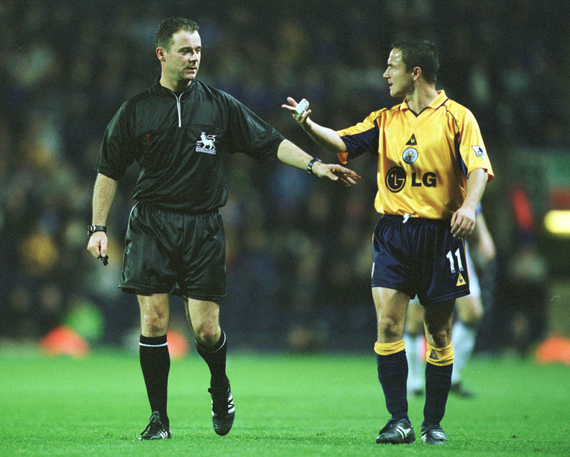 29 Oct 2001:  Dennis Wise of Leicester City argues with referee Russell Styles during the FA Barclaycard Premiership game between Blackburn Rovers and Leicester City at Ewood Park, Blackburn. Mandatory Credit: Alex Livesey/ALLSPORT
