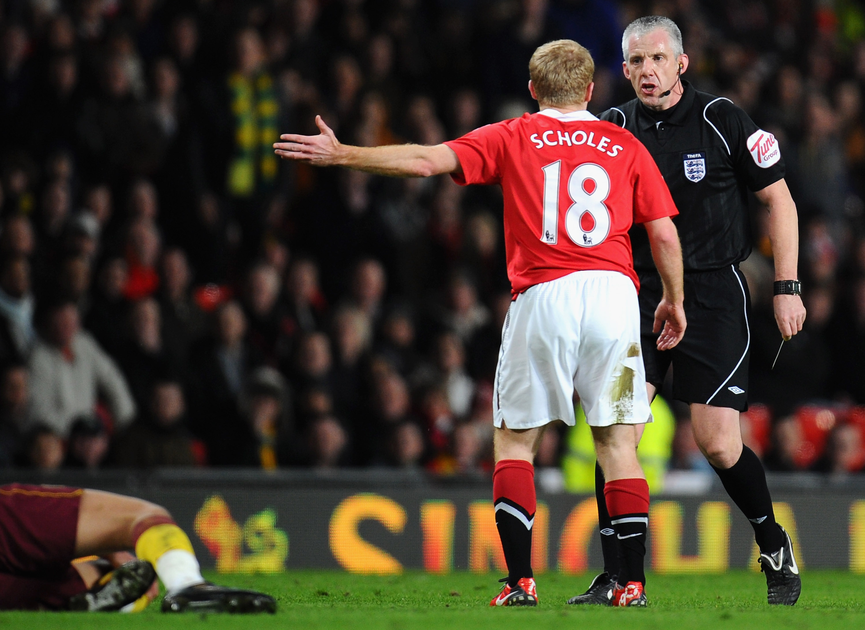MANCHESTER, ENGLAND - MARCH 12:  Paul Scholes of Manchester United argues with referee Chris Foy during the FA Cup sponsored by E.On Sixth Round match between Manchester United and Arsenal at Old Trafford on March 12, 2011 in Manchester, England.  (Photo 