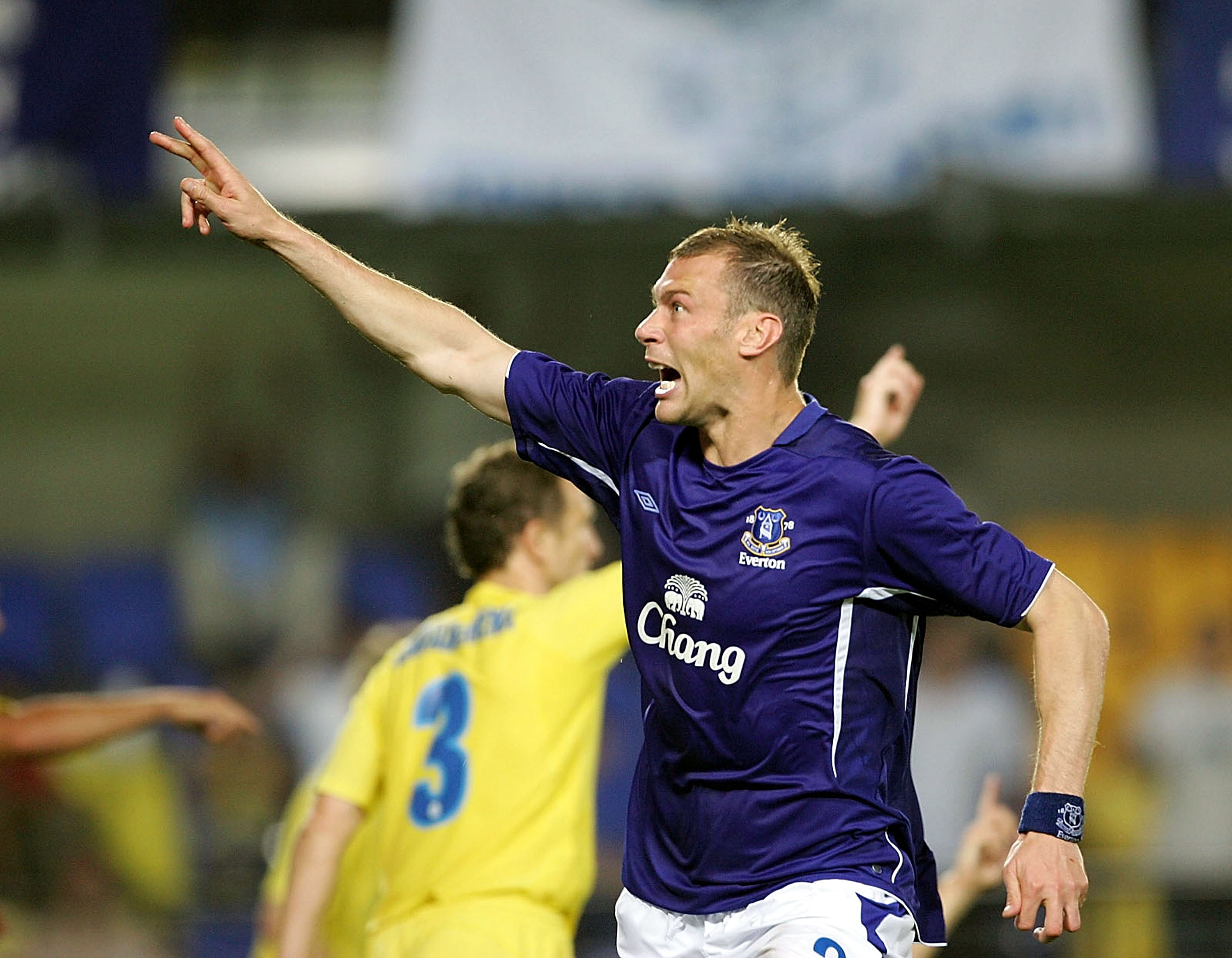 VILLARREAL, SPAIN- AUGUST 24 : Duncan Ferguson of Everton celebrates a goal before it is disallowed during the UEFA Champions League third qualifying round, second leg match between Villarreal and Everton at Madrigal Stadium on August 24, 2005 in Villarre