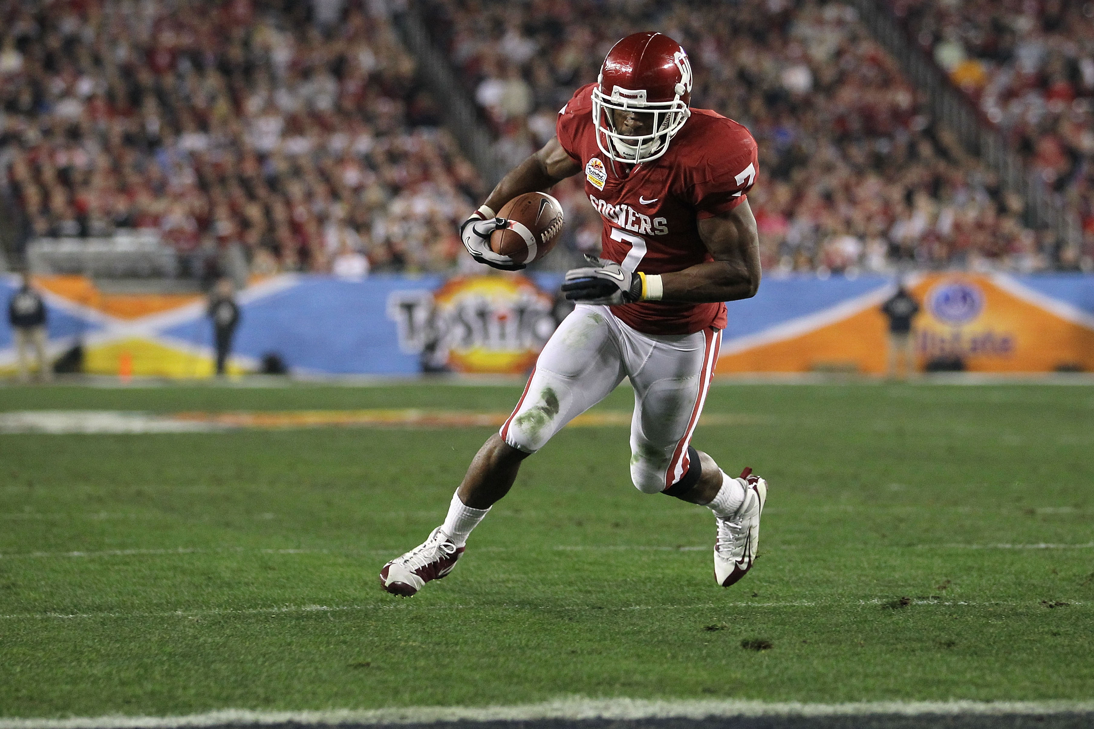GLENDALE, AZ - JANUARY 01:  DeMarco Murray #7 of the Oklahoma Sooners runs the football to score a touchdown in the first quarter against the Connecticut Huskies during the Tostitos Fiesta Bowl at the Universtity of Phoenix Stadium on January 1, 2011 in G