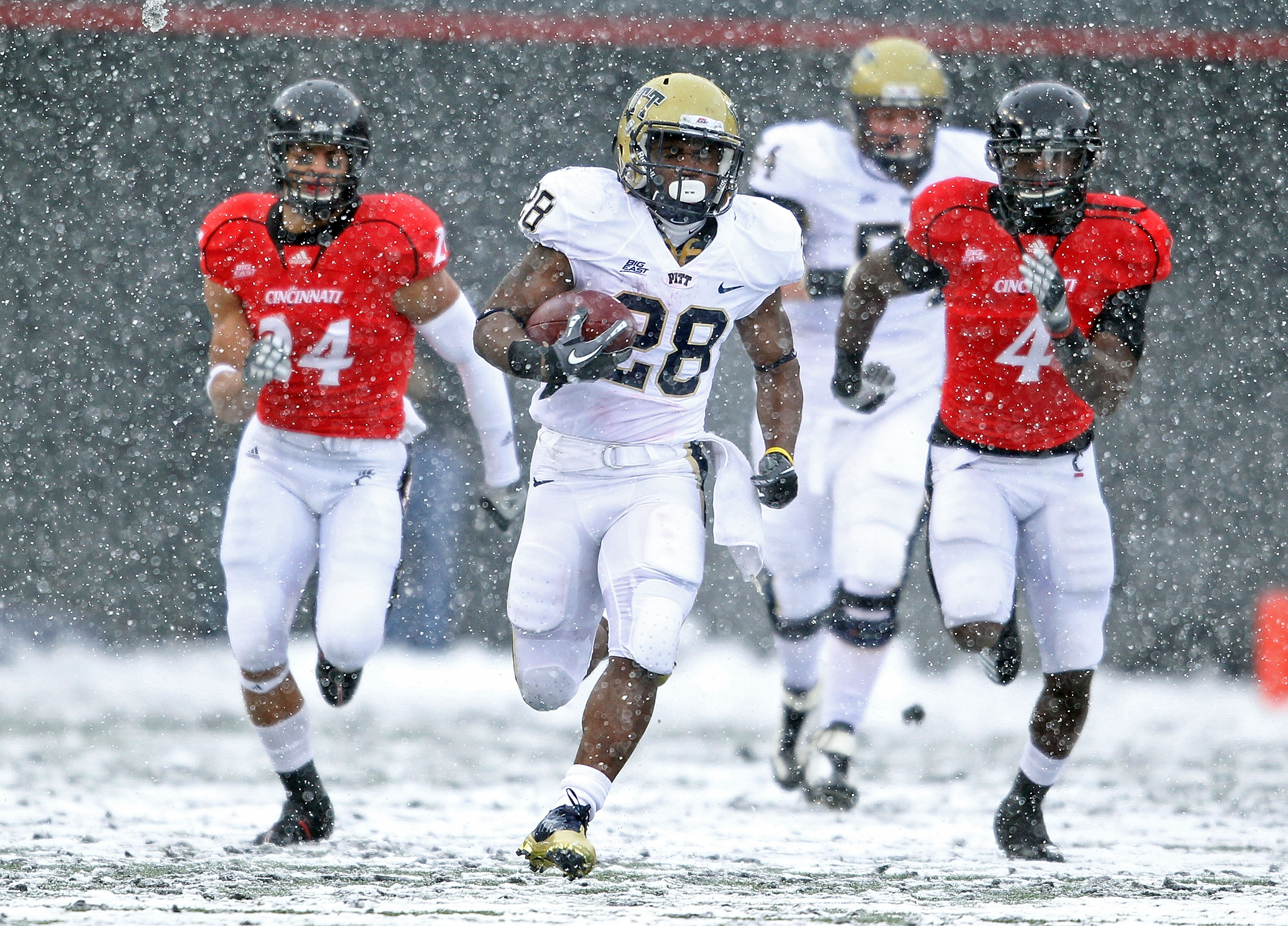 CINCINNATI, OH - DECEMBER 04:  Dion Lewis #28 of the Pittsburgh Panthers runs for a touchdown during the Big East Conference game against the Cincinnati Bearcats at Nippert Stadium on December 4, 2010 in Cincinnati, Ohio.  Pittsburgh won 28-10.  (Photo by