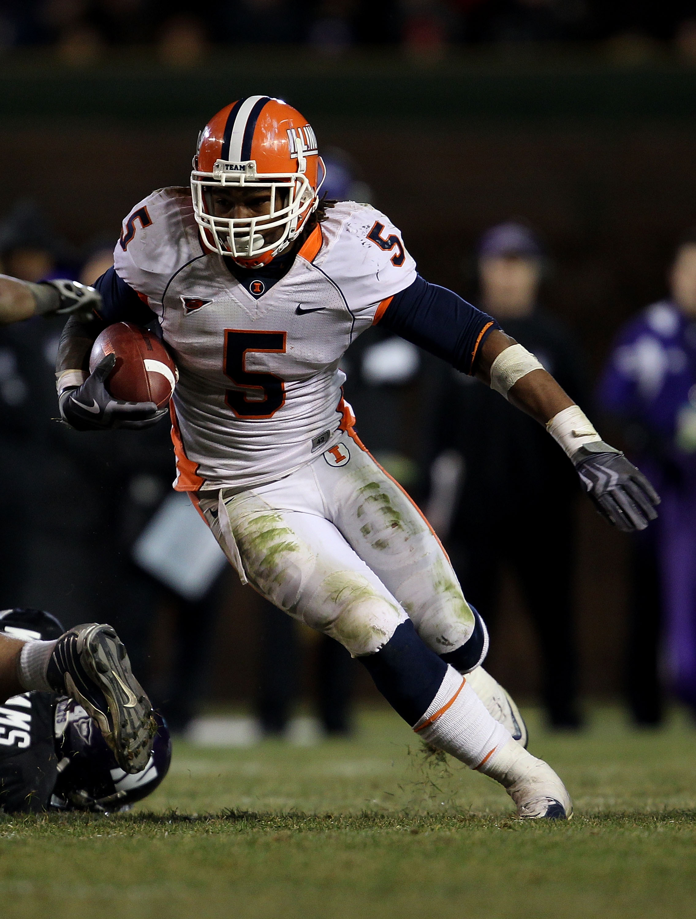 CHICAGO - NOVEMBER 20: Mikel Leshoure #5 of the Illinois Fighting Illini runs on his way to a 339 yard rushing performance against the Northwestern Wildcats during a game played at Wrigley Field on November 20, 2010 in Chicago, Illinois. Illinois defeated