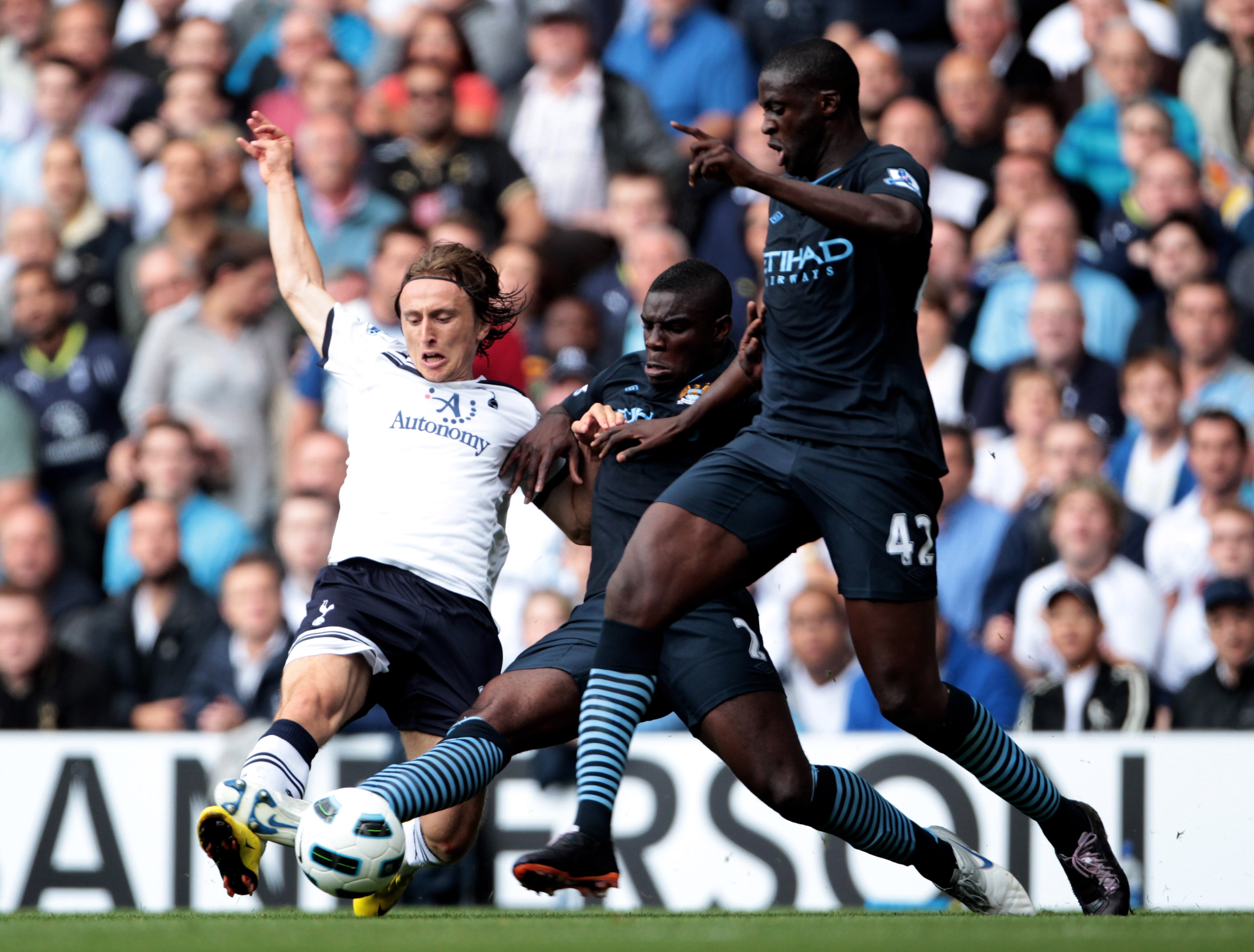LONDON, ENGLAND - AUGUST 14:  Luka Modric of Tottenham battles with Micah Richards and Yaya Toure of Manchester City during the Barclays Premier League match between Tottenham Hotspur and Manchester City at White Hart Lane on August 14, 2010 in London, En
