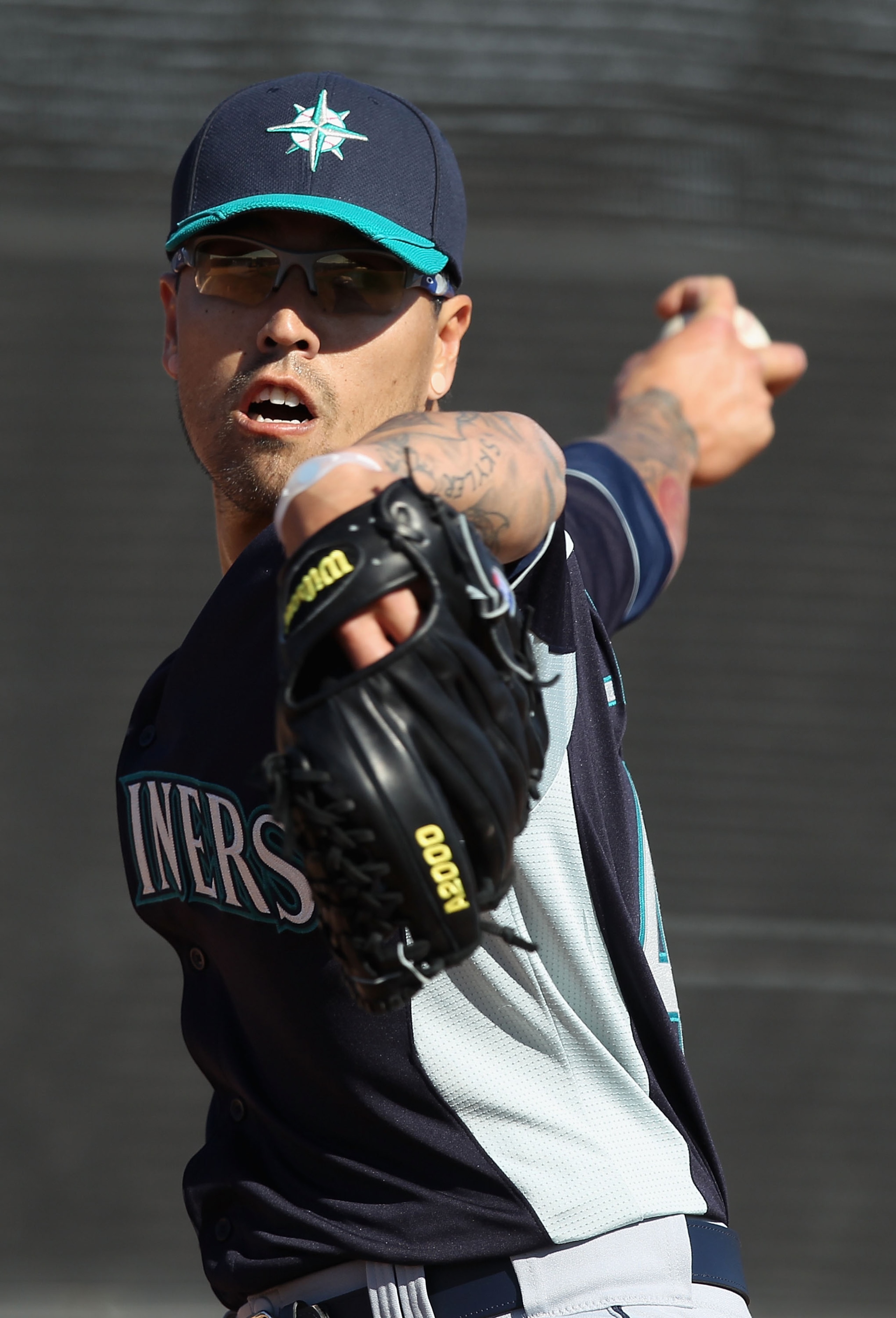 PEORIA, AZ - FEBRUARY 15:  Pitcher Brandon League #43 of the Seattle Mariners throws during a MLB spring training practice at Peoria Stadium on February 15, 2011 in Peoria, Arizona.  (Photo by Christian Petersen/Getty Images)