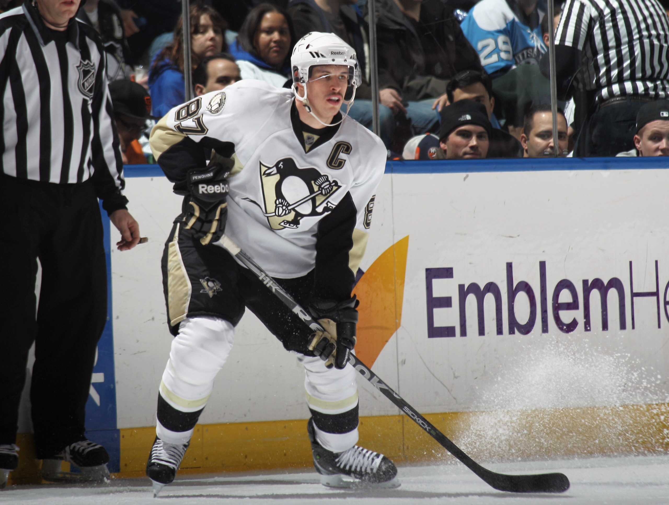 UNIONDALE, NY - DECEMBER 29:  Sidney Crosby #87 of the Pittsburgh Penguins skates against the New York Islanders at the Nassau Coliseum on December 29, 2010 in Uniondale, New York.  (Photo by Bruce Bennett/Getty Images)