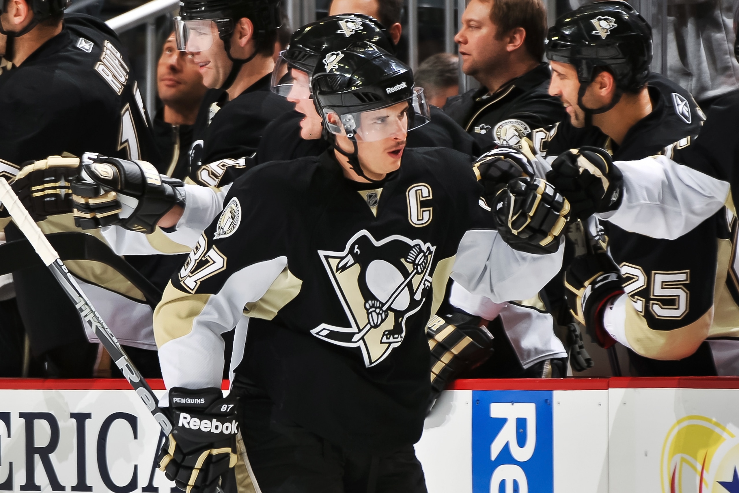 PITTSBURGH, PA - DECEMBER 20:  Sidney Crosby #87 of the Pittsburgh Penguins celebrates after scoring a goal against the Phoenix Coyotes on December 20, 2010 at CONSOL Energy Center in Pittsburgh, Pennsylvania.  (Photo by Jamie Sabau/Getty Images)
