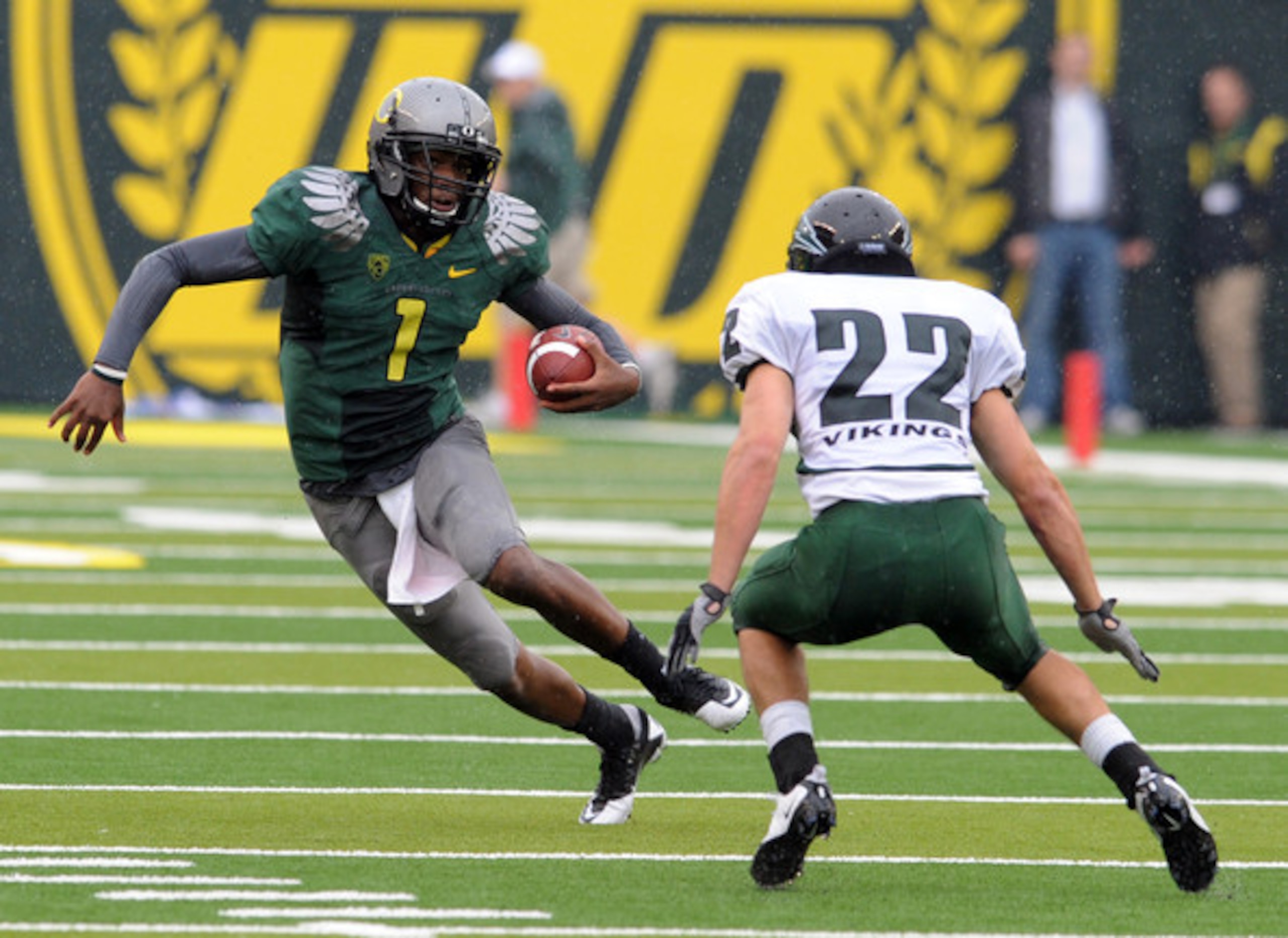 Oregon quarterback Darron Thomas Oregon quarterback Darron Thomas