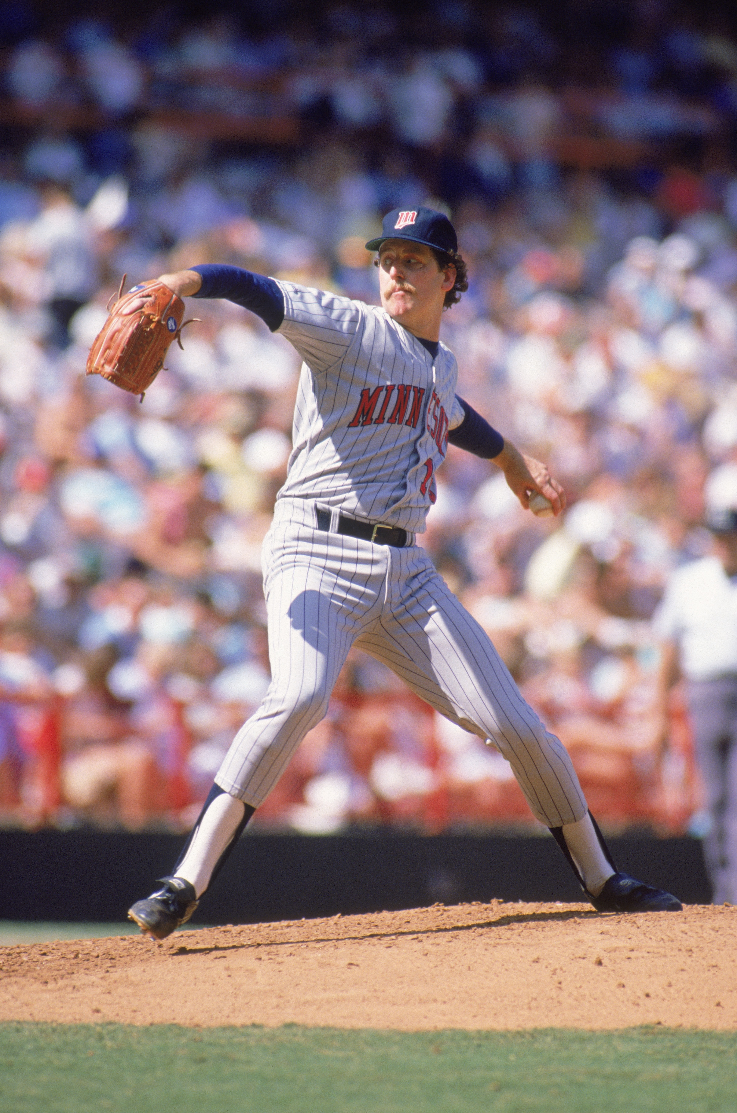 ANAHEIM, CA - 1988:  Frank Viola #16 of the Minnesota Twins pitches during an MLB game against the California Angels circa 1988 at Anaheim Stadium in Anaheim, California. (Photo by Tim DeFrisco/Getty Images)