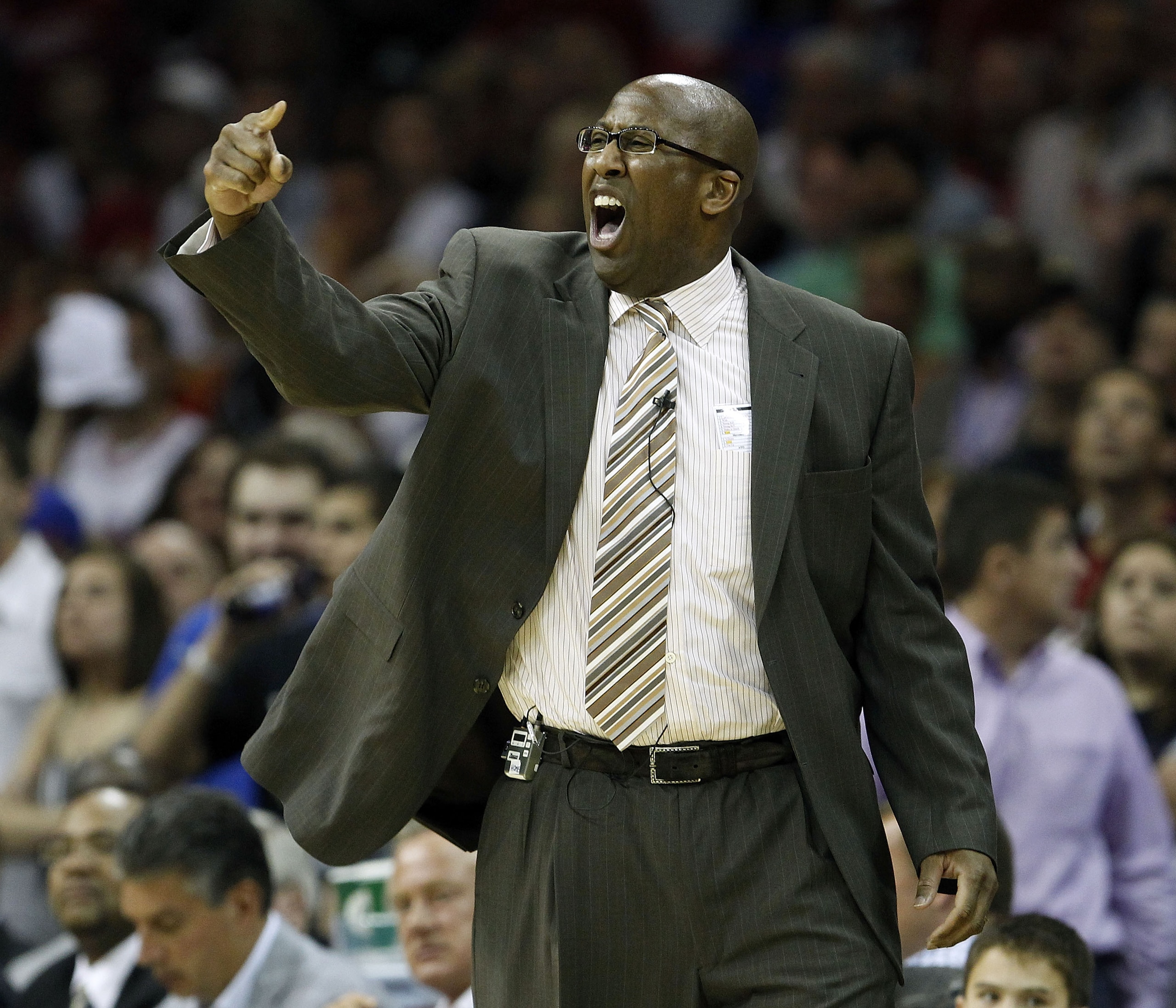 CLEVELAND - MAY 01: Head coach Mike Brown of the Cleveland Cavaliers calls out instructions while playing the Boston Celtics during Game One of the Eastern Conference Semifinals during the 2010 NBA Playoffs at Quicken Loans Arena on May 1, 2010 in Clevela