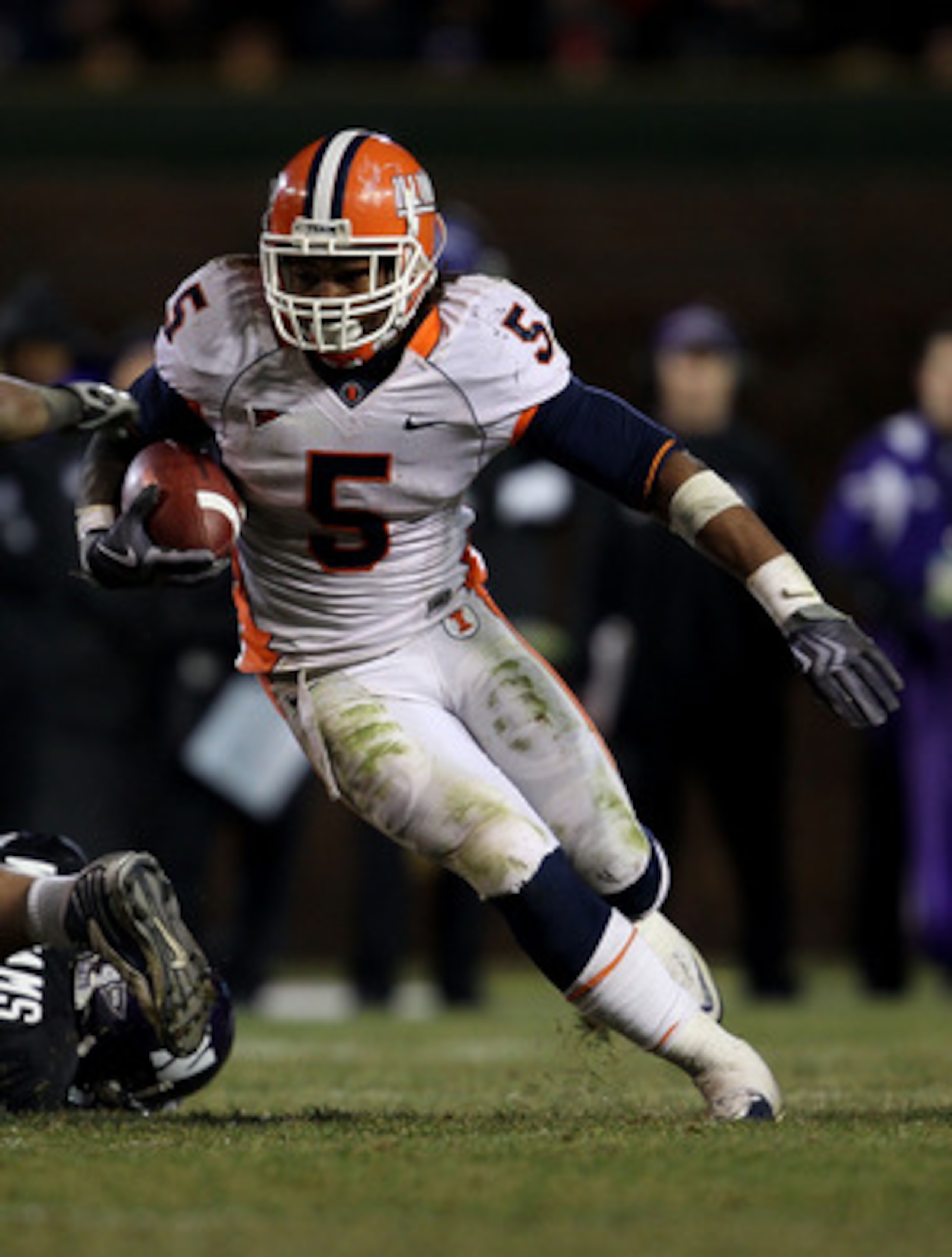 CHICAGO - NOVEMBER 20: Mikel Leshoure #5 of the Illinois Fighting Illini runs on his way to a 339 yard rushing performance against the Northwestern Wildcats during a game played at Wrigley Field on November 20, 2010 in Chicago, Illinois. Illinois defeated CHICAGO - NOVEMBER 20: Mikel Leshoure #5 of the Illinois Fighting Illini runs on his way to a 339 yard rushing performance against the Northwestern Wildcats during a game played at Wrigley Field on November 20, 2010 in Chicago, Illinois. Illinois defeated