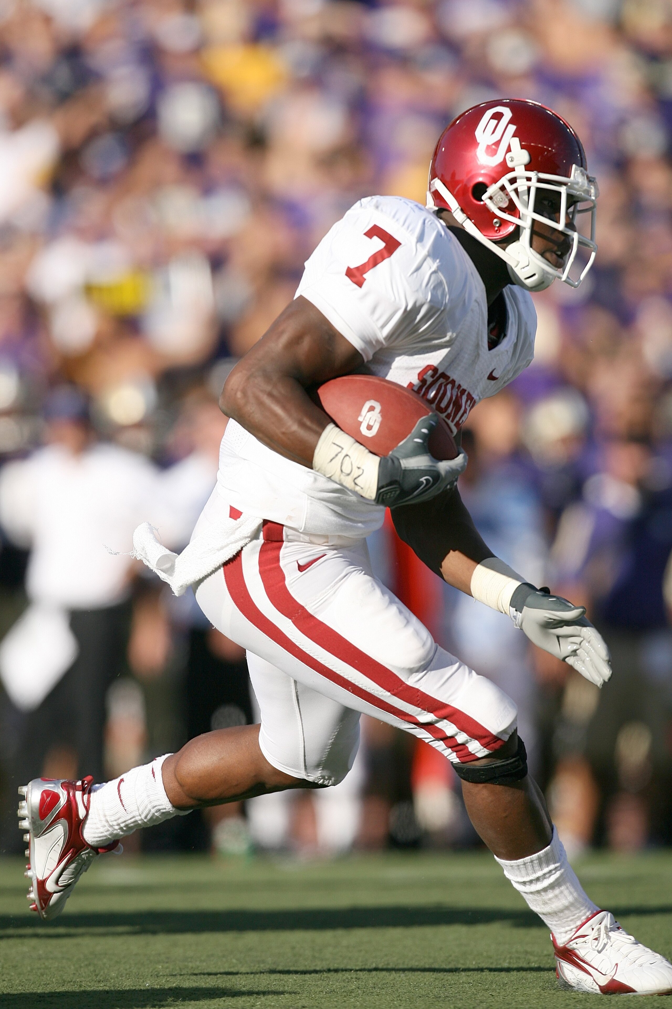 SEATTLE - SEPTEMBER 13: Running back DeMarco Murray #7 of the Oklahoma Sooners runs with the ball during the game against the Washington Huskies on September 13, 2008 at Husky Stadium in Seattle, Washington. The Sooners defeated the Huskies 55-14.(Photo SEATTLE - SEPTEMBER 13: Running back DeMarco Murray #7 of the Oklahoma Sooners runs with the ball during the game against the Washington Huskies on September 13, 2008 at Husky Stadium in Seattle, Washington. The Sooners defeated the Huskies 55-14.(Photo