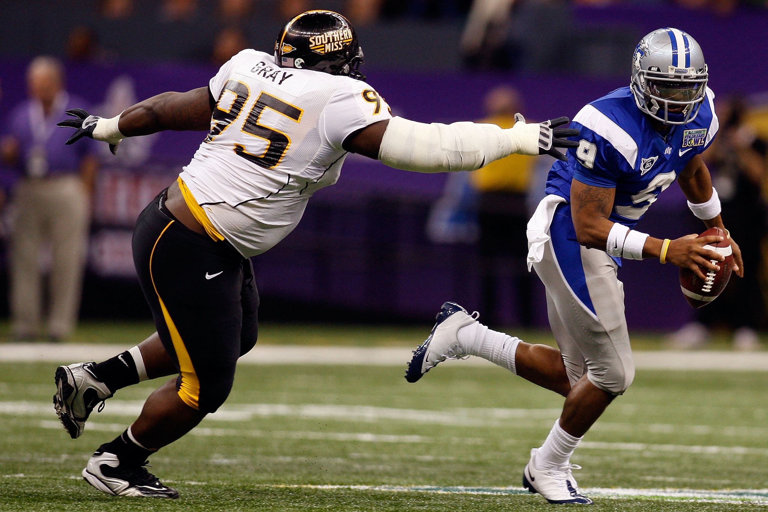 NEW ORLEANS - DECEMBER 20: Dwight Dasher #9 of the Middle Tennessee Blue Raiders avoids a tackle by Anthony Gray #95 of the Southern Miss Golden Eagles during the R+L Carriers New Orleans Bowl at the Louisiana Superdome on December 20, 2009 in New Orlean NEW ORLEANS - DECEMBER 20: Dwight Dasher #9 of the Middle Tennessee Blue Raiders avoids a tackle by Anthony Gray #95 of the Southern Miss Golden Eagles during the R+L Carriers New Orleans Bowl at the Louisiana Superdome on December 20, 2009 in New Orlean
