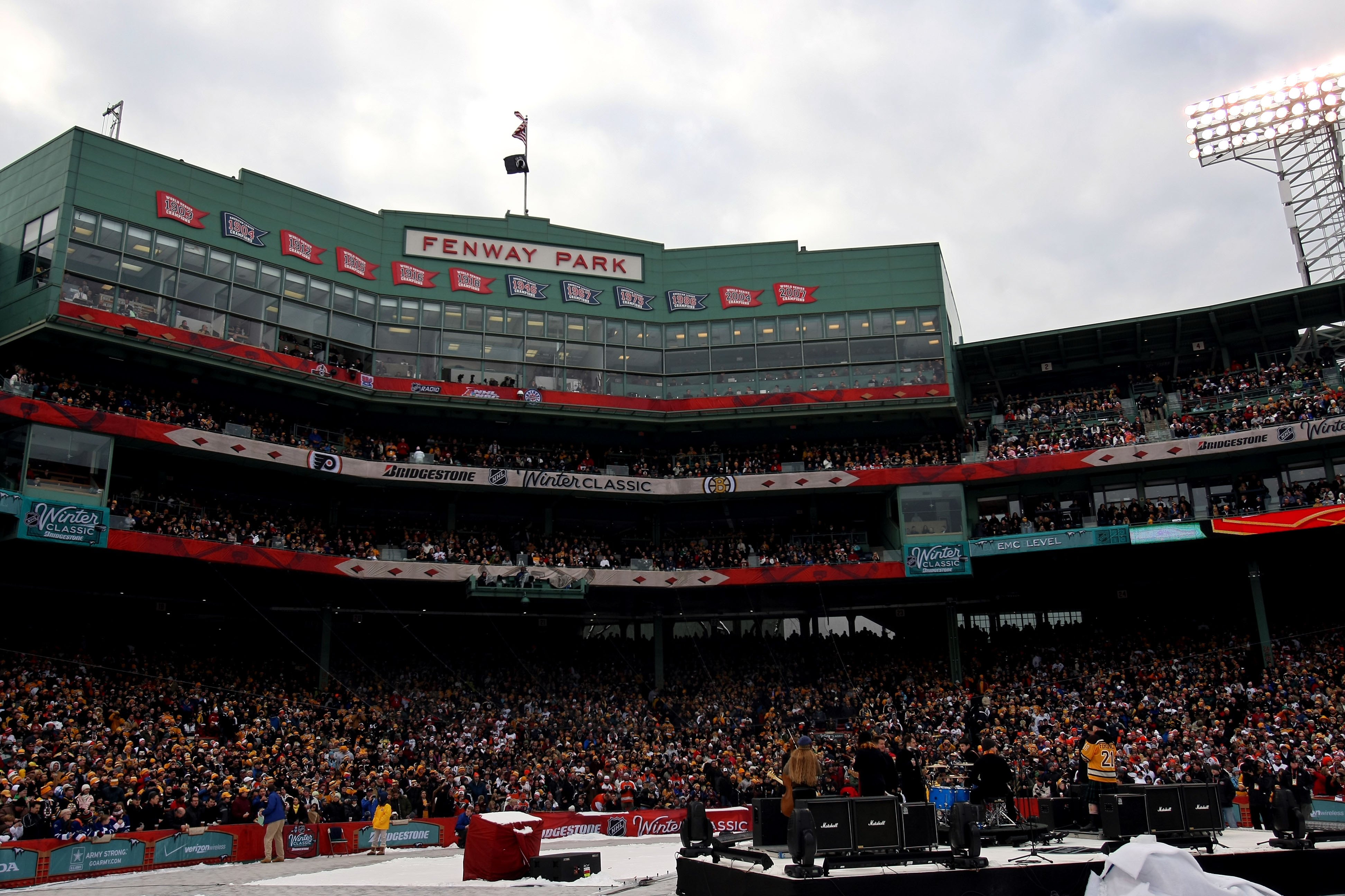 769 Johnny Damon Fenway Park Photos & High Res Pictures - Getty Images