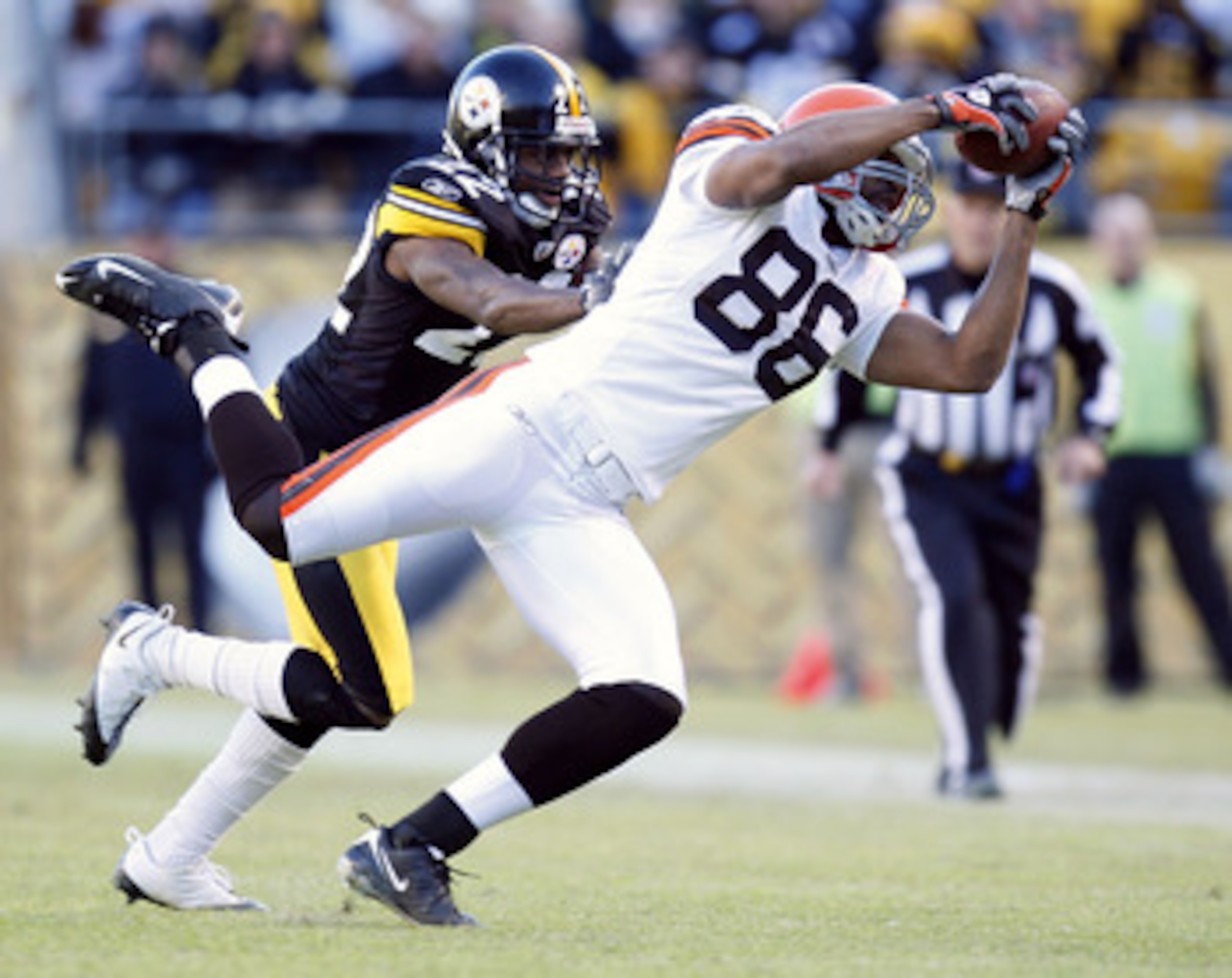PITTSBURGH - DECEMBER 28: Martin Rucker #86 of the Cleveland Browns makes a third quarter catch in front of William Gay #22 of the Pittsburgh Steelers at Heinz Field December 28, 2008 in Pittsburgh, Pennsylvania. Pittsburgh won the game 31-0. (Photo by PITTSBURGH - DECEMBER 28: Martin Rucker #86 of the Cleveland Browns makes a third quarter catch in front of William Gay #22 of the Pittsburgh Steelers at Heinz Field December 28, 2008 in Pittsburgh, Pennsylvania. Pittsburgh won the game 31-0. (Photo by