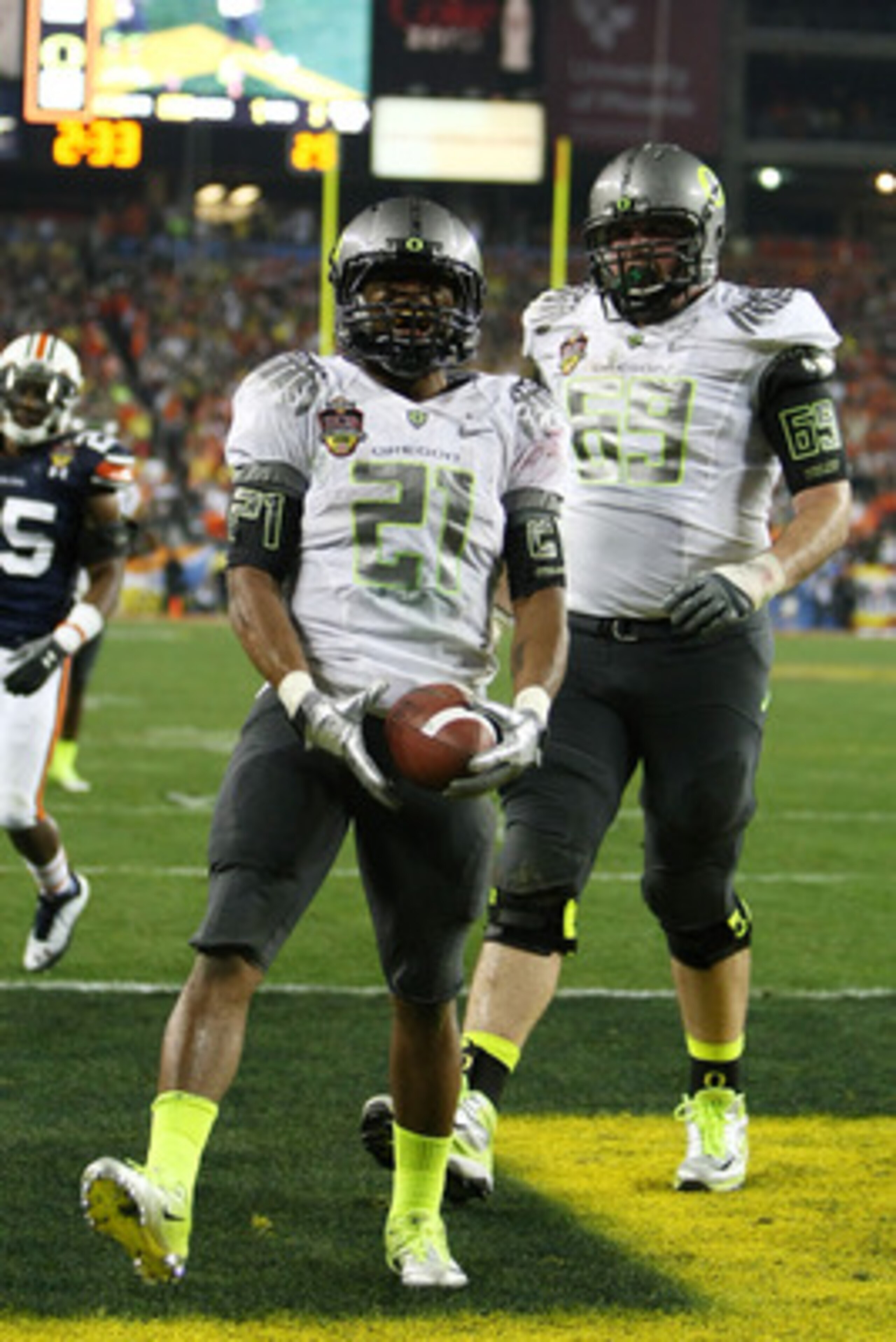 GLENDALE, AZ - JANUARY 10: LaMichael James #21 and Bo Thran #69 of the Oregon Ducks react to a play againt the Auburn Tigers during the Tostitos BCS National Championship Game at University of Phoenix Stadium on January 10, 2011 in Glendale, Arizona. (P GLENDALE, AZ - JANUARY 10: LaMichael James #21 and Bo Thran #69 of the Oregon Ducks react to a play againt the Auburn Tigers during the Tostitos BCS National Championship Game at University of Phoenix Stadium on January 10, 2011 in Glendale, Arizona. (P