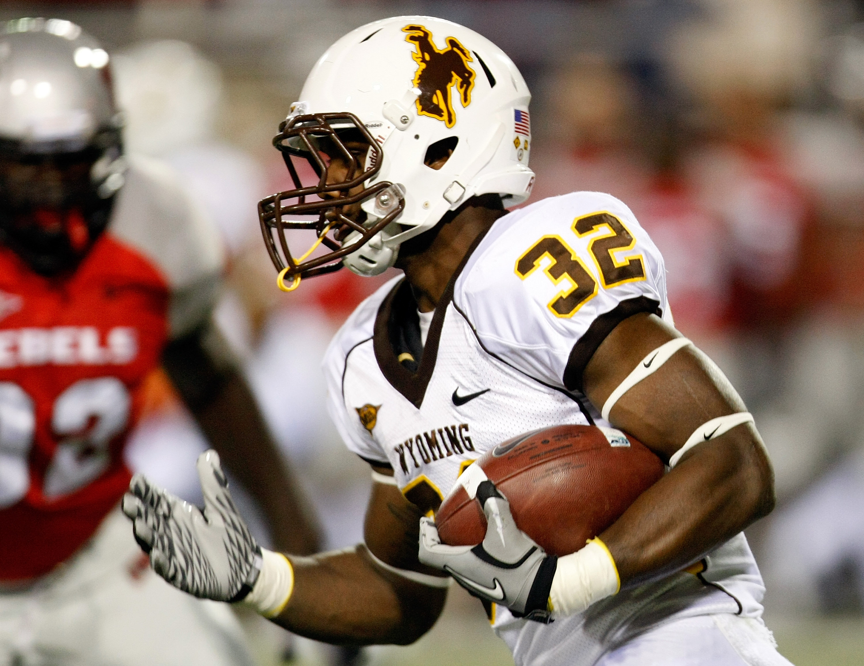 LAS VEGAS - NOVEMBER 13:  Alvester Alexander #32 of the Wyoming Cowboys runs for a 72-yard touchdown against the UNLV Rebels during their game at Sam Boyd Stadium November 13, 2010 in Las Vegas, Nevada.  (Photo by Ethan Miller/Getty Images)