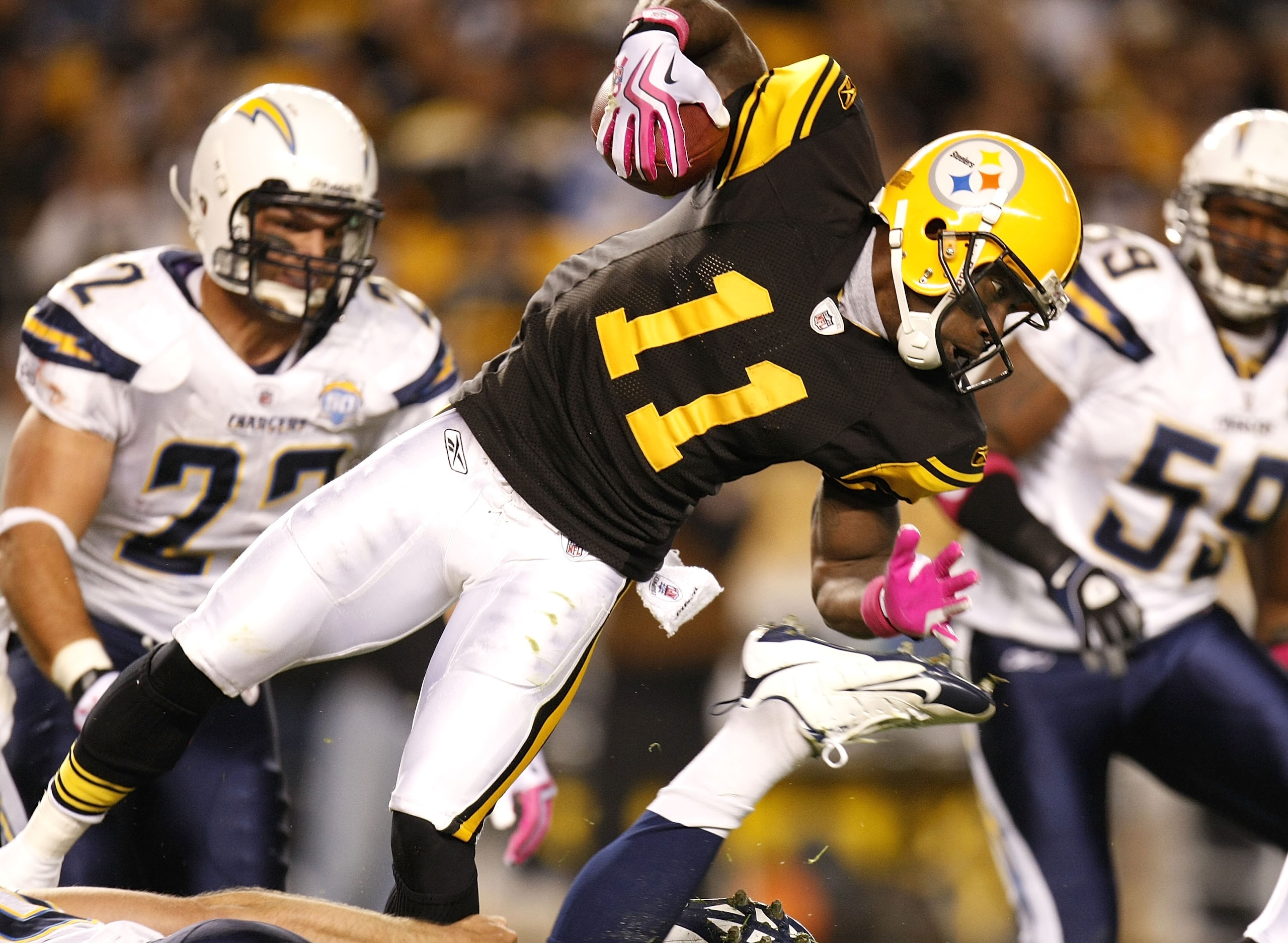 PITTSBURGH - OCTOBER 04:  Stefan Logan #11 of the Pittsburgh Steelers returns a third quarter kickoff while playing the San Diego Chargers on October 4, 2009 at Heinz Field in Pittsburgh, Pennsylvania. Pittsburgh won the game 38-28.  (Photo by Gregory Sha