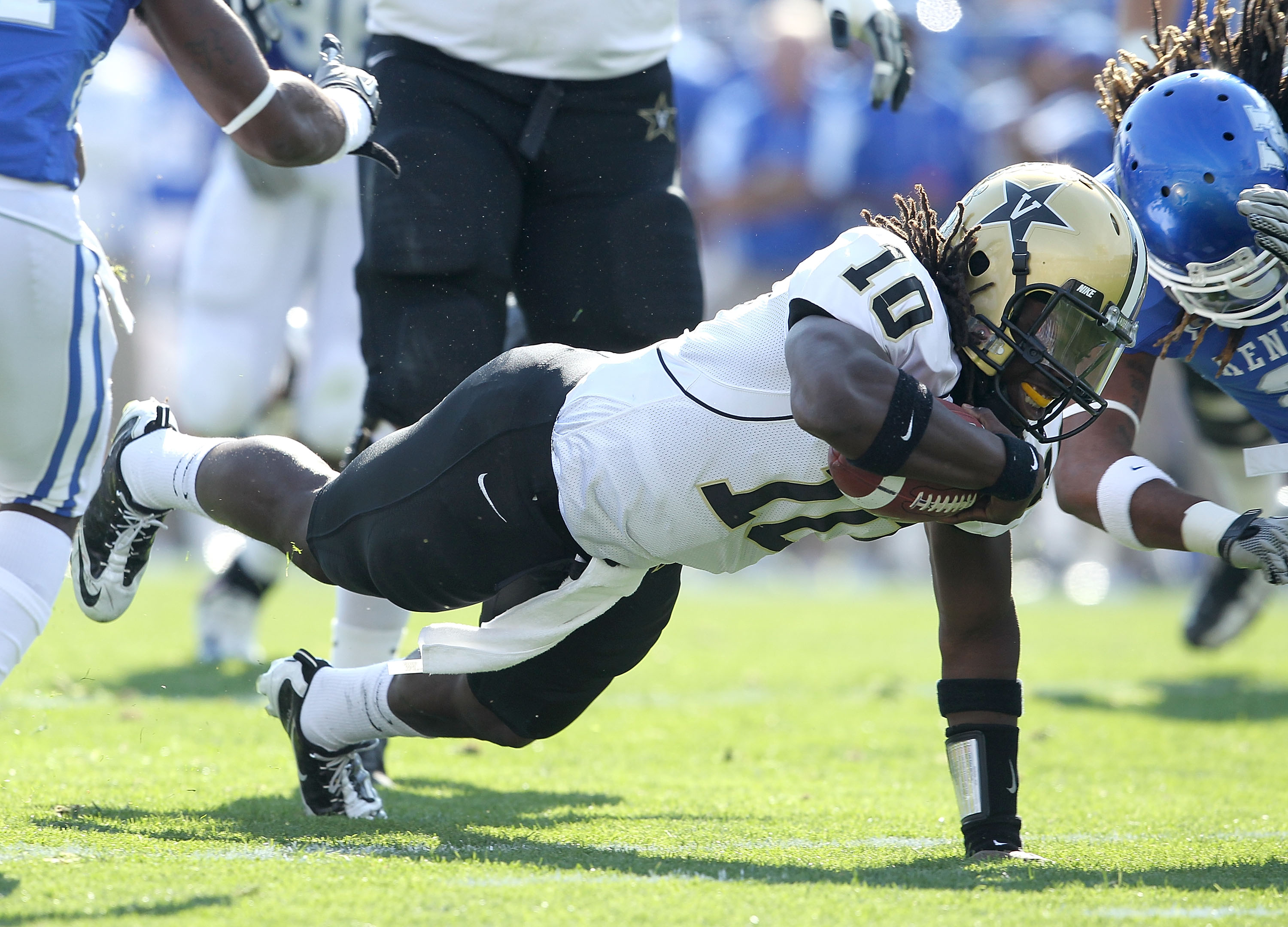 LEXINGTON, KY - NOVEMBER 13:  Larry Smith #10 of the Vanderbilt Commodores runs with the ball during the game against the Kentucky Wildcats  at Commonwealth Stadium on November 13, 2010 in Lexington, Kentucky.  (Photo by Andy Lyons/Getty Images)