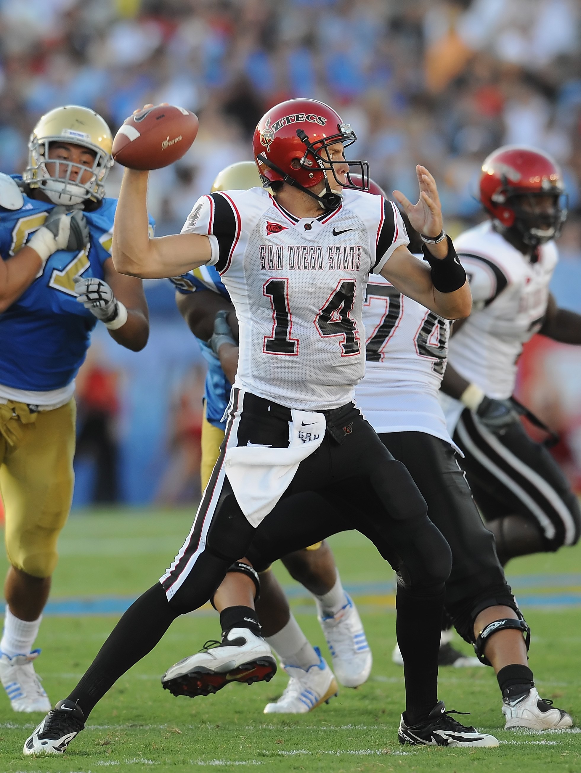 PASADENA, CA - SEPTEMBER 05:   Ryan Lindley #14 of the San Diego State Aztecs looks to pass the ball during the game against the UCLA Bruins at The Rose Bowl on September 5, 2009 in Pasadena, California.  (Photo by Lisa Blumenfeld/Getty Images)