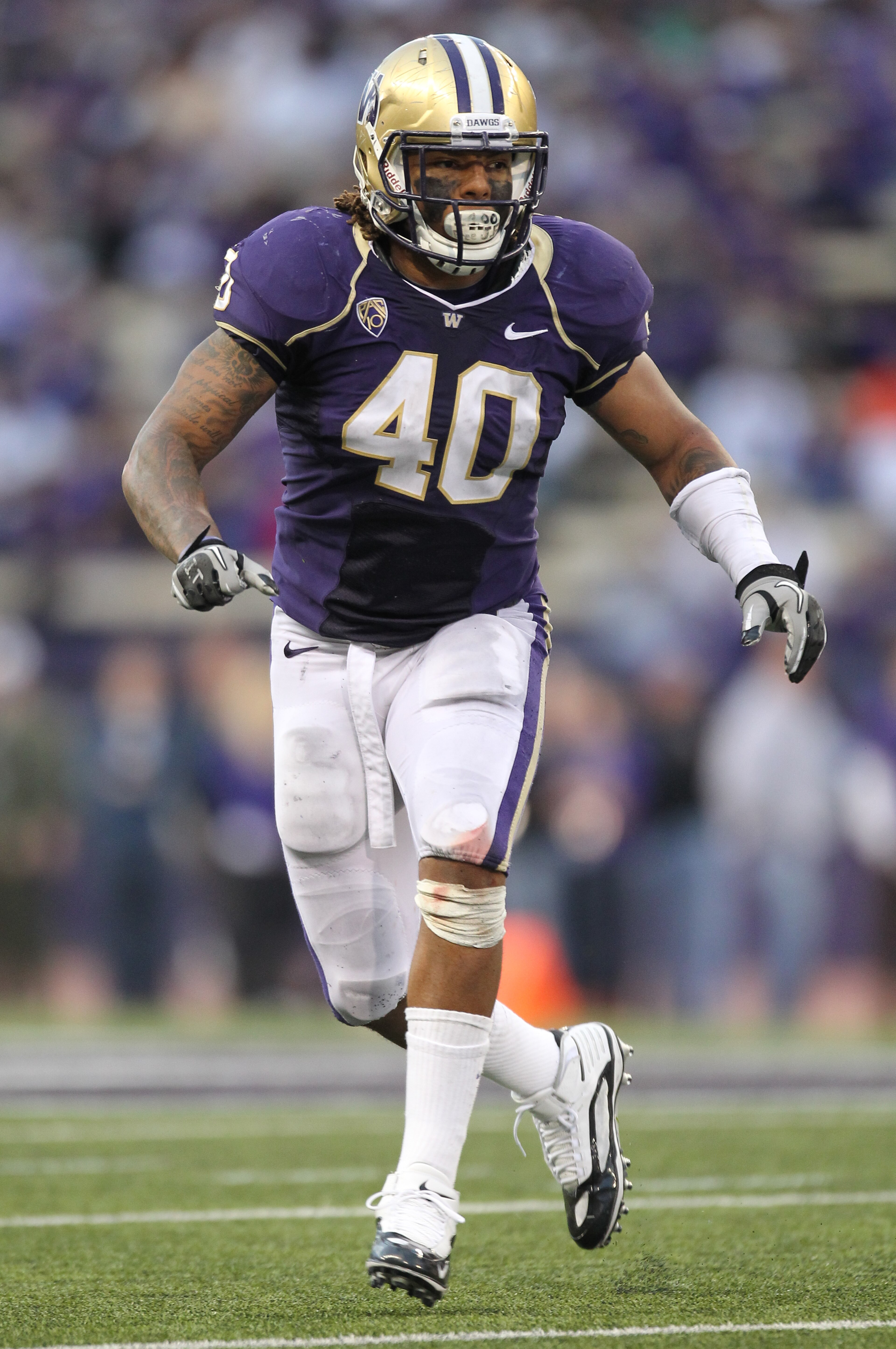 SEATTLE - SEPTEMBER 11: Linebacker Mason Foster #40 of the Washington Huskies follows the play during the game against the Syracuse Orange on September 11, 2010 at Husky Stadium in Seattle, Washington. (Photo by Otto Greule Jr/Getty Images) SEATTLE - SEPTEMBER 11: Linebacker Mason Foster #40 of the Washington Huskies follows the play during the game against the Syracuse Orange on September 11, 2010 at Husky Stadium in Seattle, Washington. (Photo by Otto Greule Jr/Getty Images)