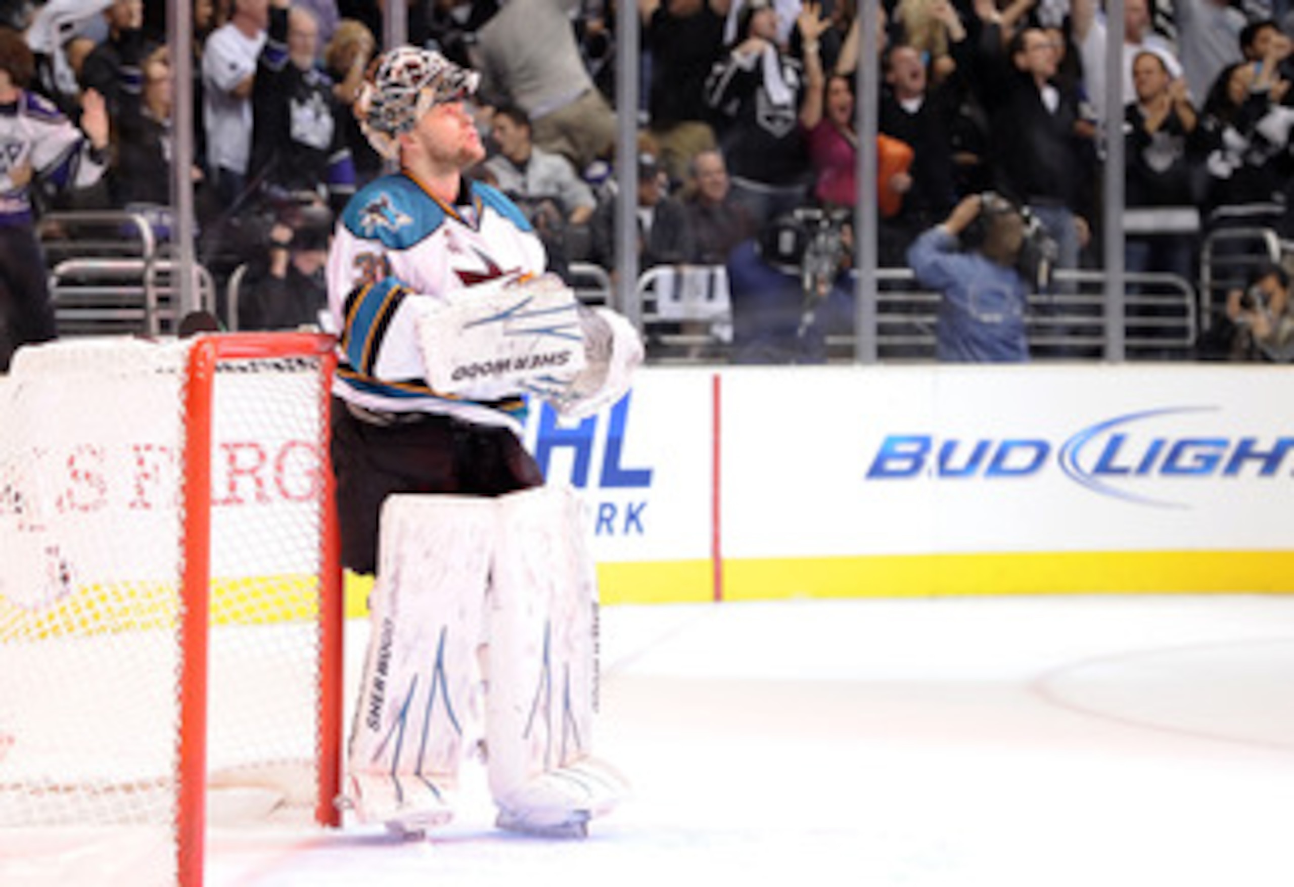 LOS ANGELES, CA - APRIL 25:  Antti Niemi #31 of the San Jose Sharks reacts after allowing a goal to the Los Angeles Kings in game six of the Western Conference Quarterfinals during the 2011 NHL Stanley Cup Playoffs at Staples Center on April 25, 2011 in L