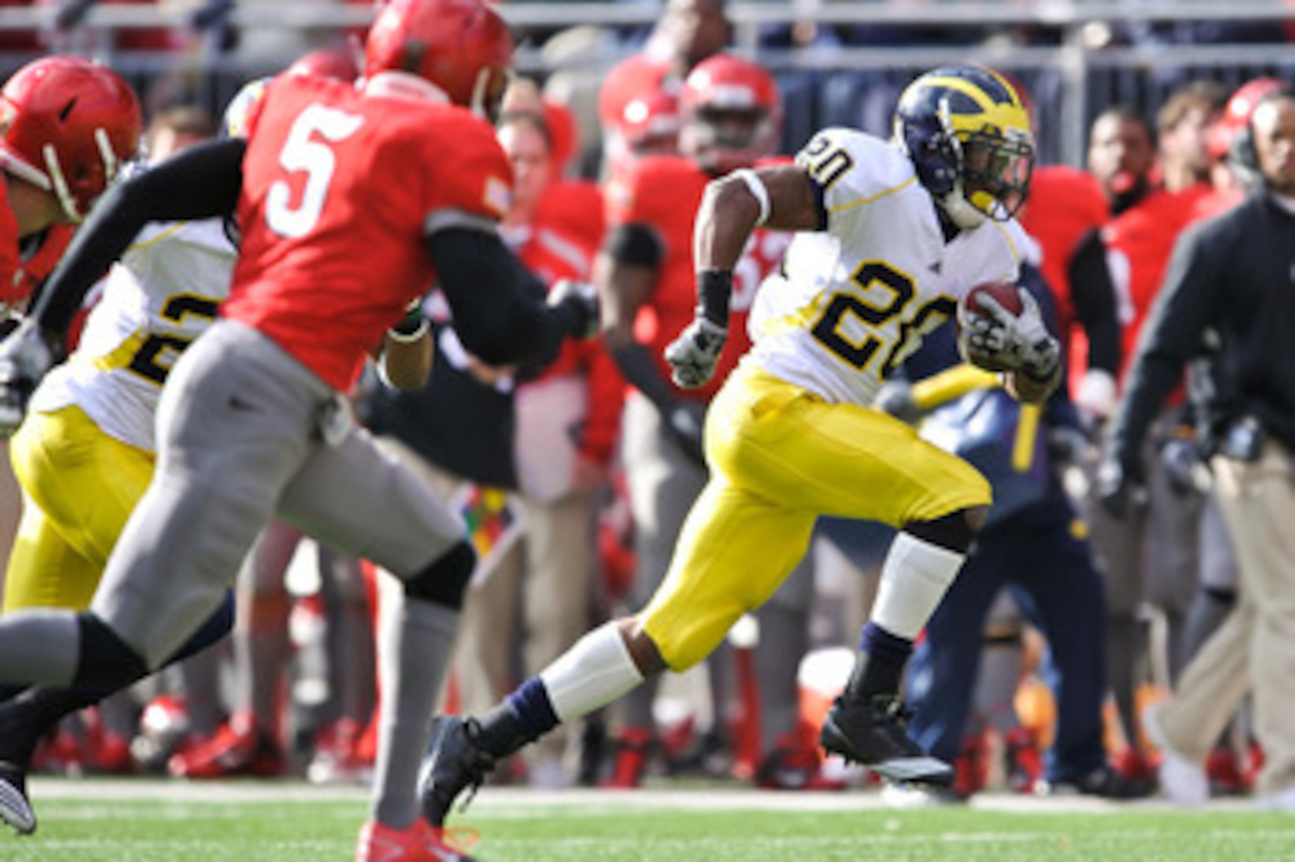 COLUMBUS, OH - NOVEMBER 27:  Michael Shaw #20 of the Michigan Wolverines runs with the ball against the Ohio State Buckeyes at Ohio Stadium on November 27, 2010 in Columbus, Ohio.  (Photo by Jamie Sabau/Getty Images)