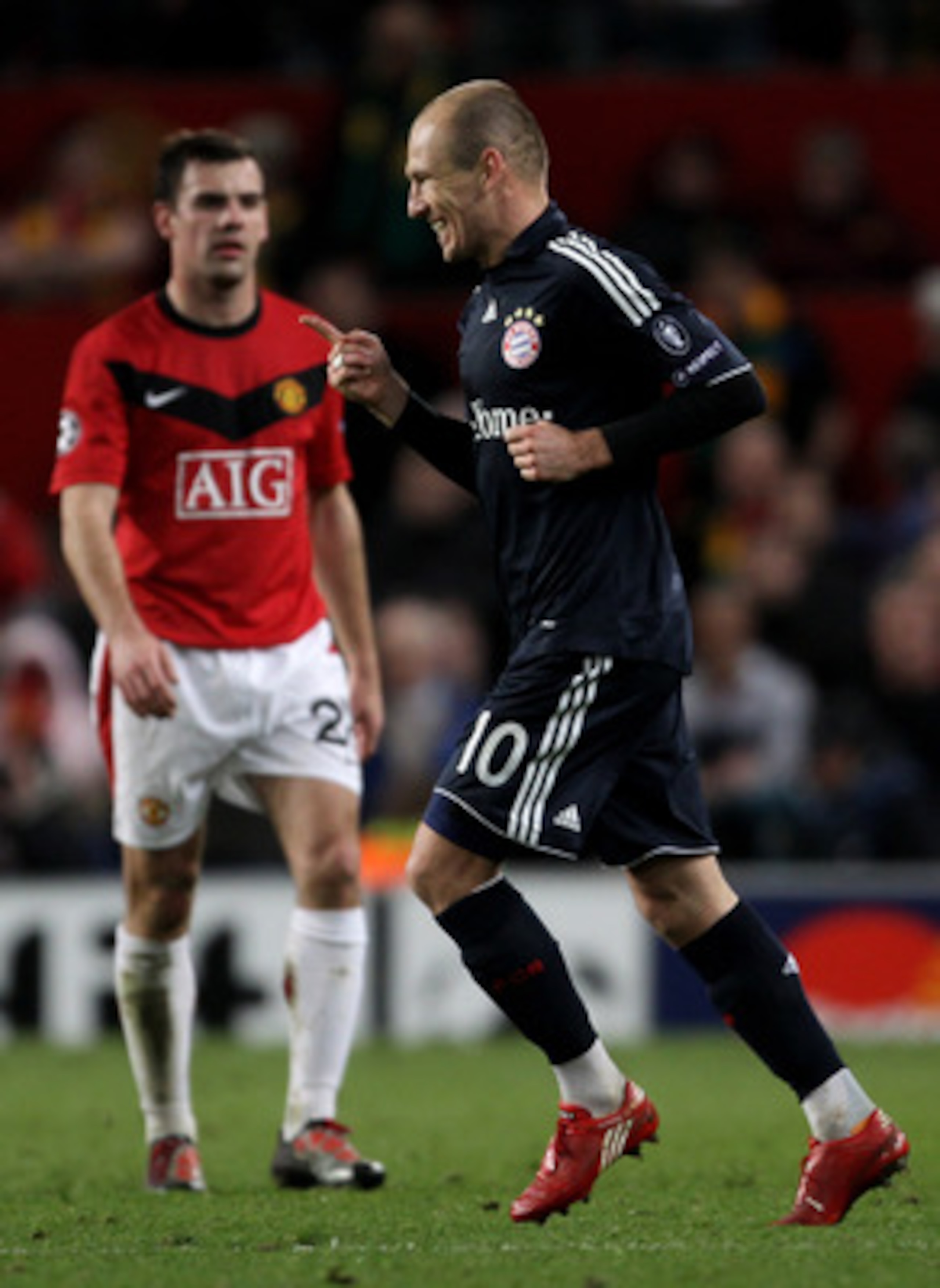 MANCHESTER, ENGLAND - APRIL 07: Arjen Robben of Bayern Muenchen celebrates scoring his team's second goal during the UEFA Champions League Quarter Final second leg match between Manchester United and Bayern Muenchen at Old Trafford on April 7, 2010 in Ma MANCHESTER, ENGLAND - APRIL 07: Arjen Robben of Bayern Muenchen celebrates scoring his team's second goal during the UEFA Champions League Quarter Final second leg match between Manchester United and Bayern Muenchen at Old Trafford on April 7, 2010 in Ma