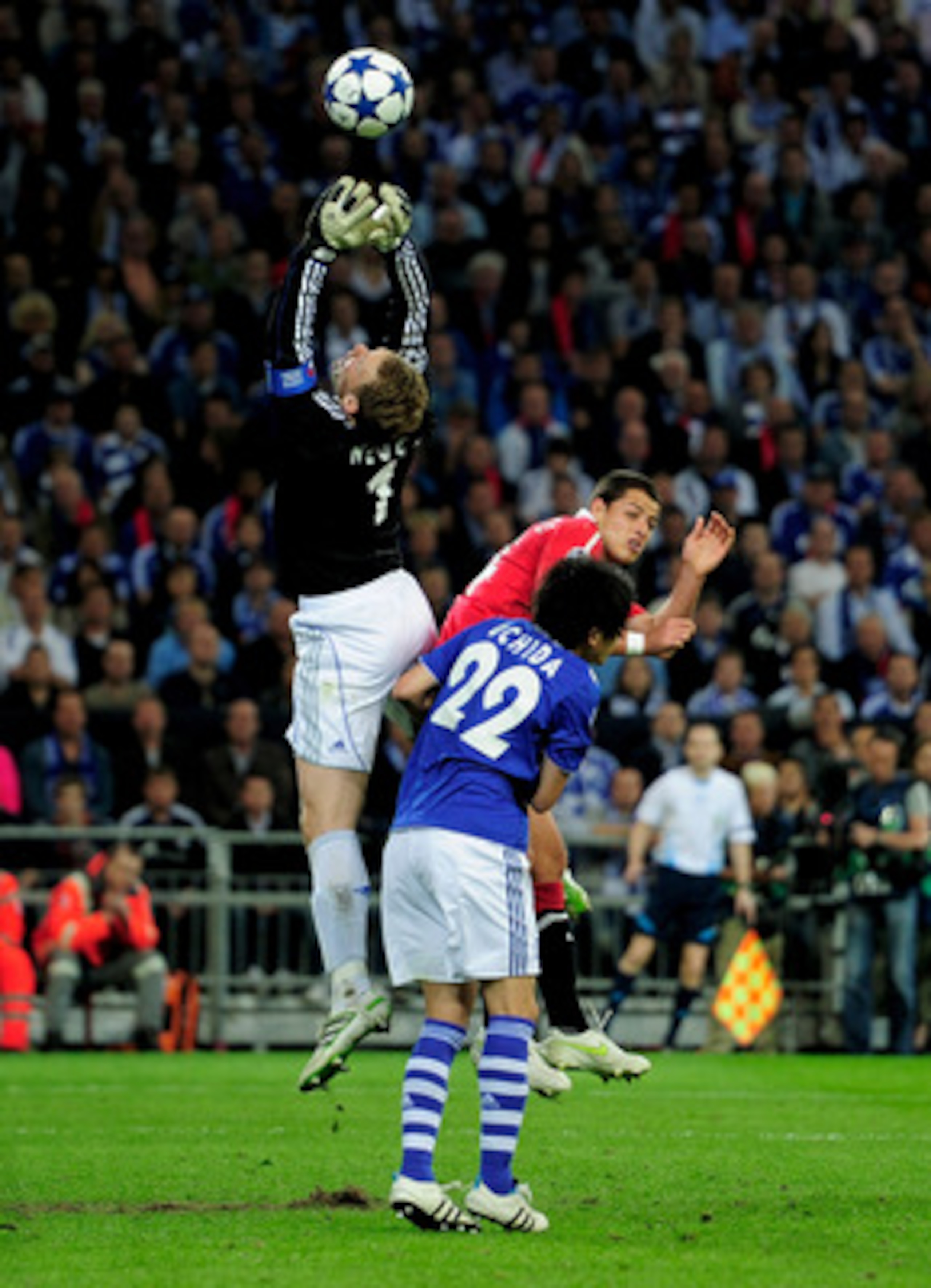 GELSENKIRCHEN, GERMANY - APRIL 26: Manuel Neuer of Schalke claims the ball under pressure from Javier Hernandez of Manchester United during the UEFA Champions League Semi Final first leg match between FC Schalke 04 and Manchester United at Veltins Arena GELSENKIRCHEN, GERMANY - APRIL 26: Manuel Neuer of Schalke claims the ball under pressure from Javier Hernandez of Manchester United during the UEFA Champions League Semi Final first leg match between FC Schalke 04 and Manchester United at Veltins Arena