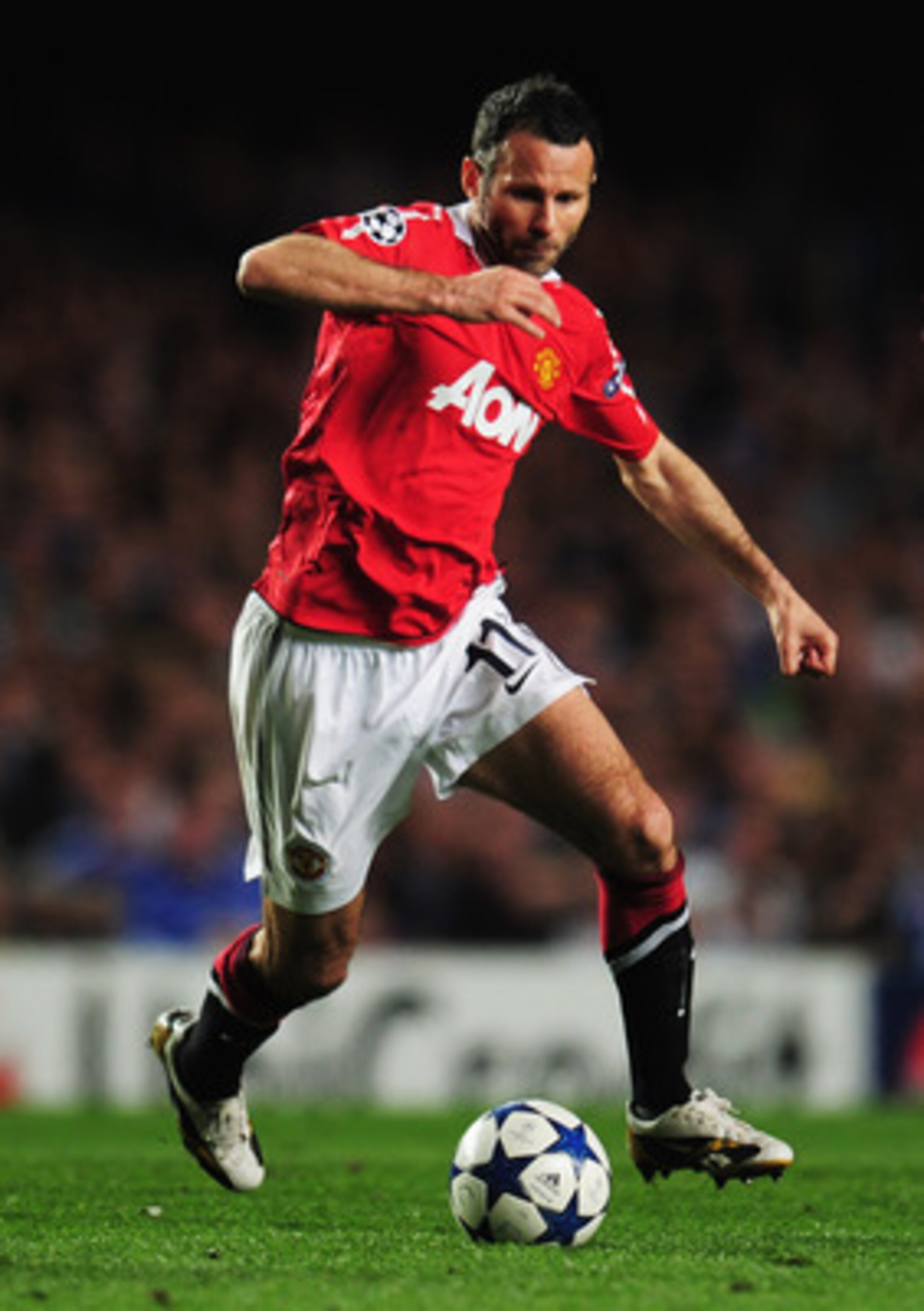 LONDON, ENGLAND - APRIL 06: Ryan Giggs of Manchester United in action during the UEFA Champions League quarter final first leg match between Chelsea and Manchester United at Stamford Bridge on April 6, 2011 in London, England. (Photo by Shaun Botterill/ LONDON, ENGLAND - APRIL 06: Ryan Giggs of Manchester United in action during the UEFA Champions League quarter final first leg match between Chelsea and Manchester United at Stamford Bridge on April 6, 2011 in London, England. (Photo by Shaun Botterill/