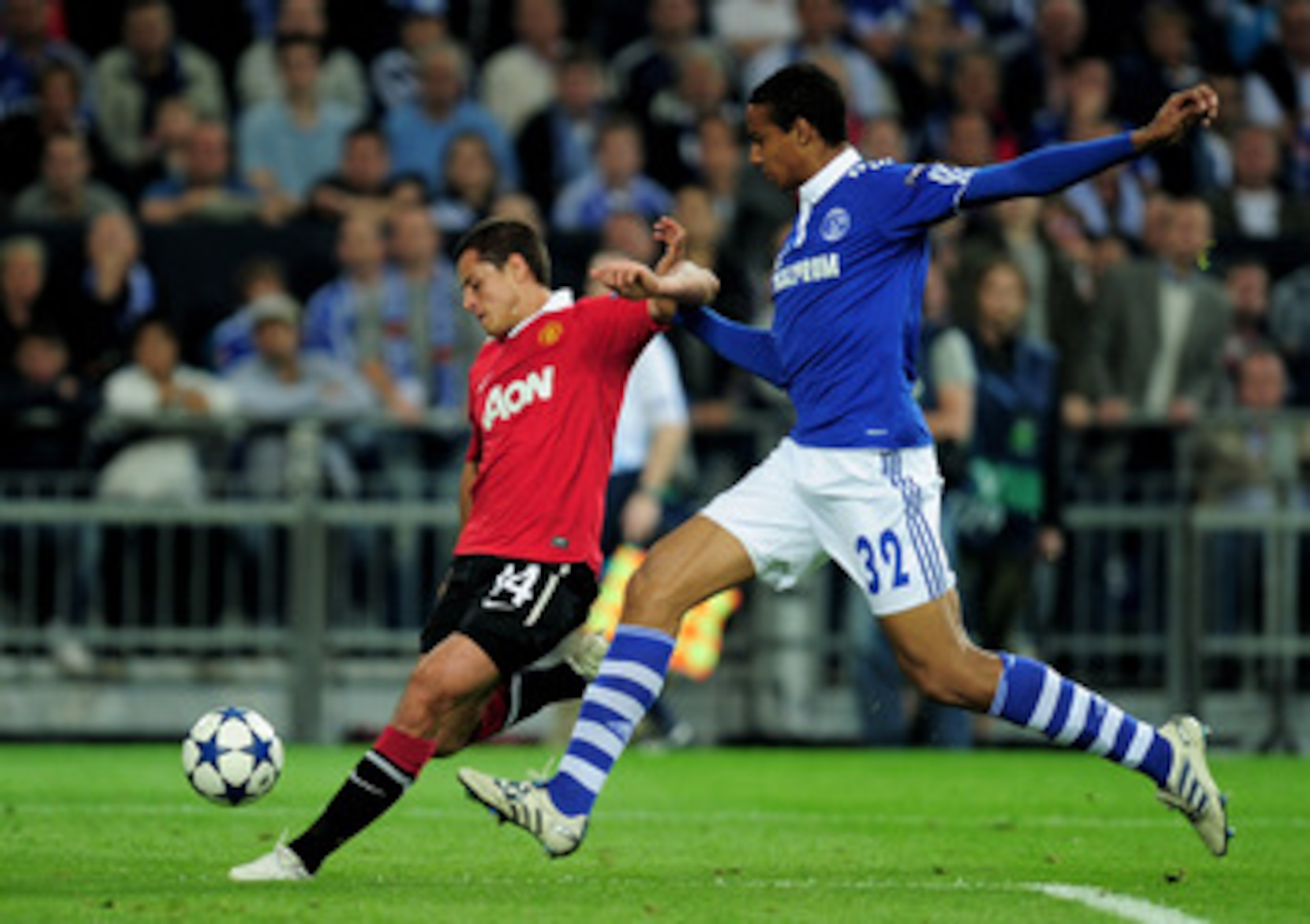 GELSENKIRCHEN, GERMANY - APRIL 26: Joel Matip of Schalke competes with Javier Hernandez of Manchester United during the UEFA Champions League Semi Final first leg match between FC Schalke 04 and Manchester United at Veltins Arena on April 26, 2011 in Gel GELSENKIRCHEN, GERMANY - APRIL 26: Joel Matip of Schalke competes with Javier Hernandez of Manchester United during the UEFA Champions League Semi Final first leg match between FC Schalke 04 and Manchester United at Veltins Arena on April 26, 2011 in Gel