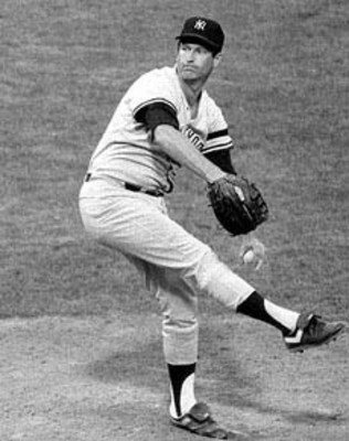 New York Mets pitcher Dave Cone argues with Umpire Charlie Williams over a  safe call on Atlanta Braves Mark Lemke at first in the fourth inning of  the game in Atlanta on