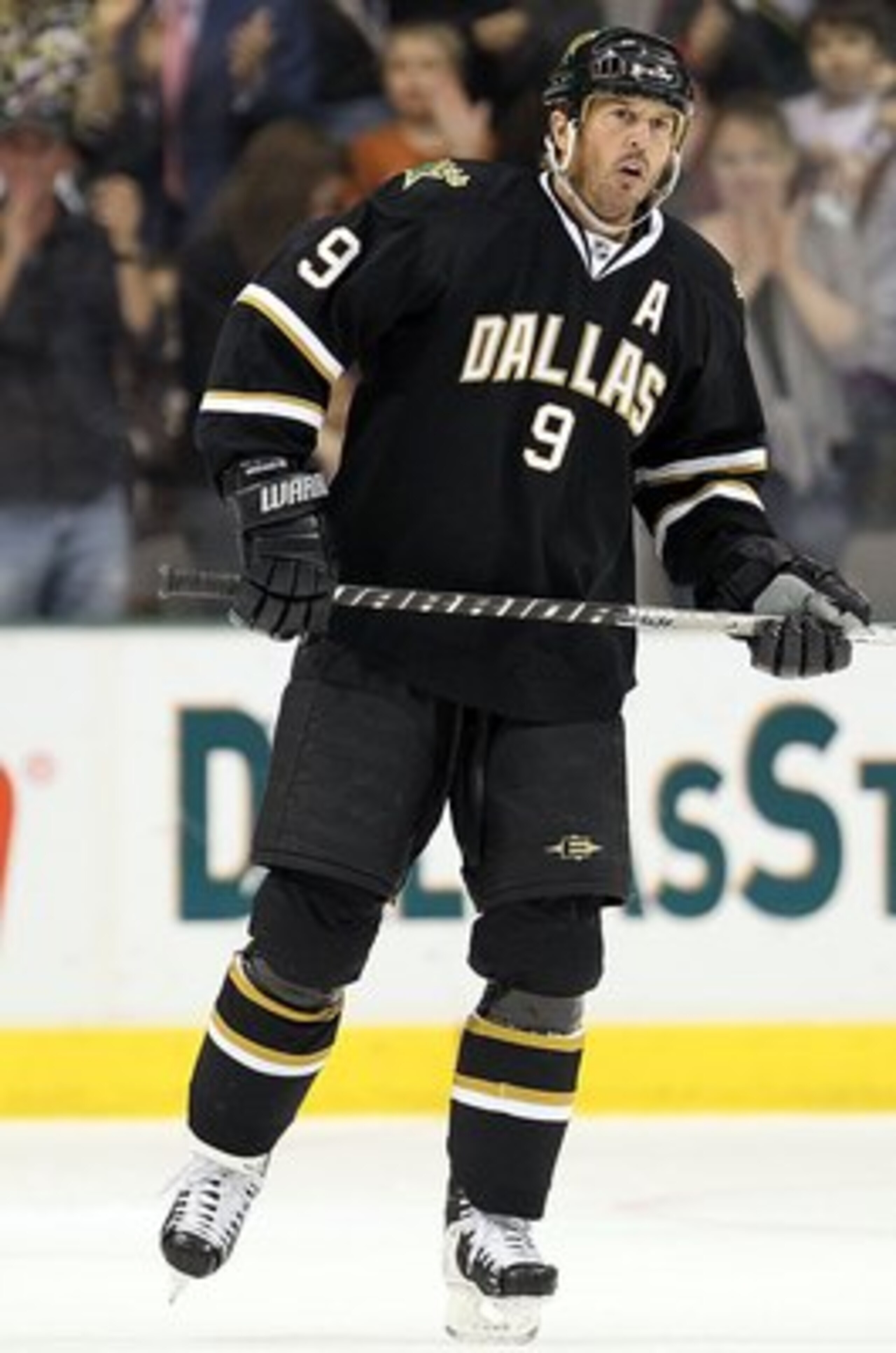 DALLAS - APRIL 08:  Center Mike Modano #9 of the Dallas Stars at American Airlines Center on April 8, 2010 in Dallas, Texas.  (Photo by Ronald Martinez/Getty Images)