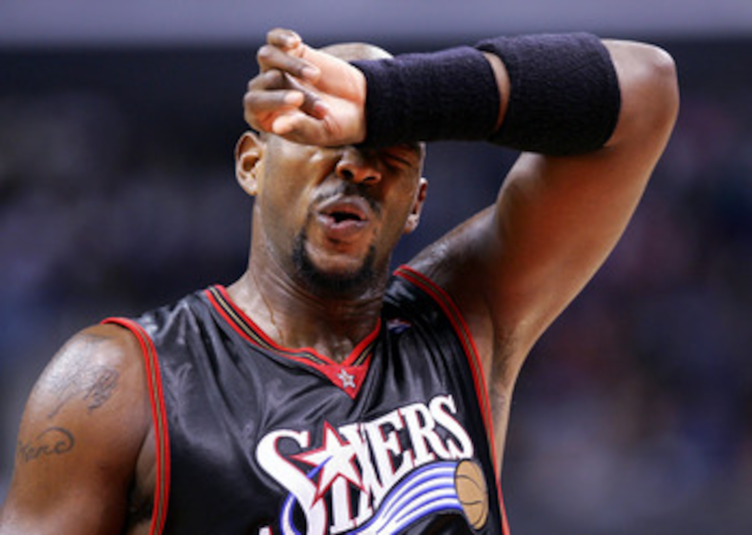 LOS ANGELES - JANUUARY 2:   Marc Jackson #25 of the Philadelphia 76ers prepares for a free throw in the second half against the Los Angeles Clippers on January 2, 2005 at Staples Center in Los Angeles, California. NOTE TO USER: User expressly acknowledges