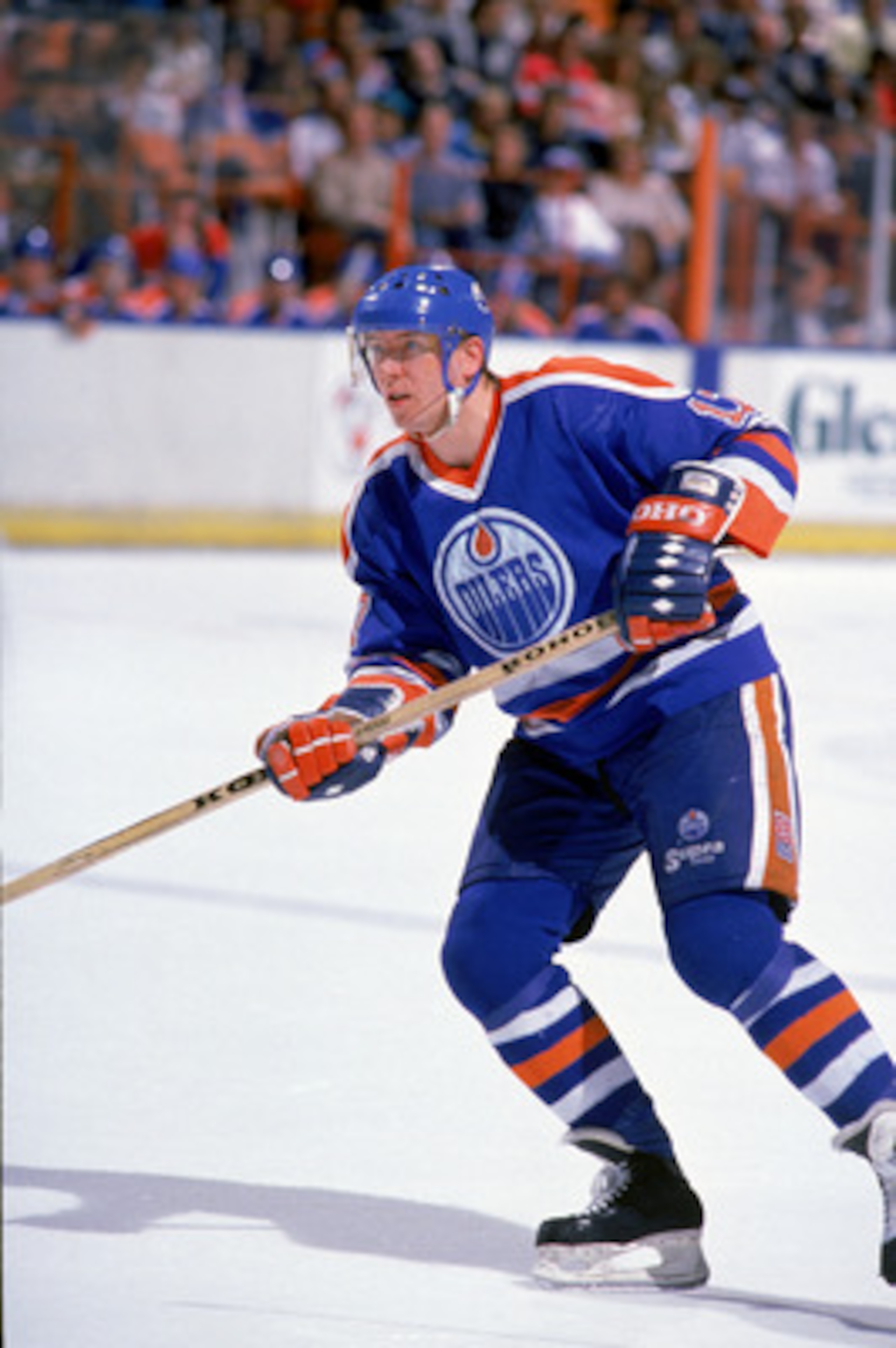 INGLEWOOD, CA - 1988:  Right wing Jari Kurri #17 of the Edmonton Oilers moves against the Los Angeles Kings during the 1988-89 season at the Great Western Forum in Inglewood, California.  (Photo by Mike Powell/Getty Images)