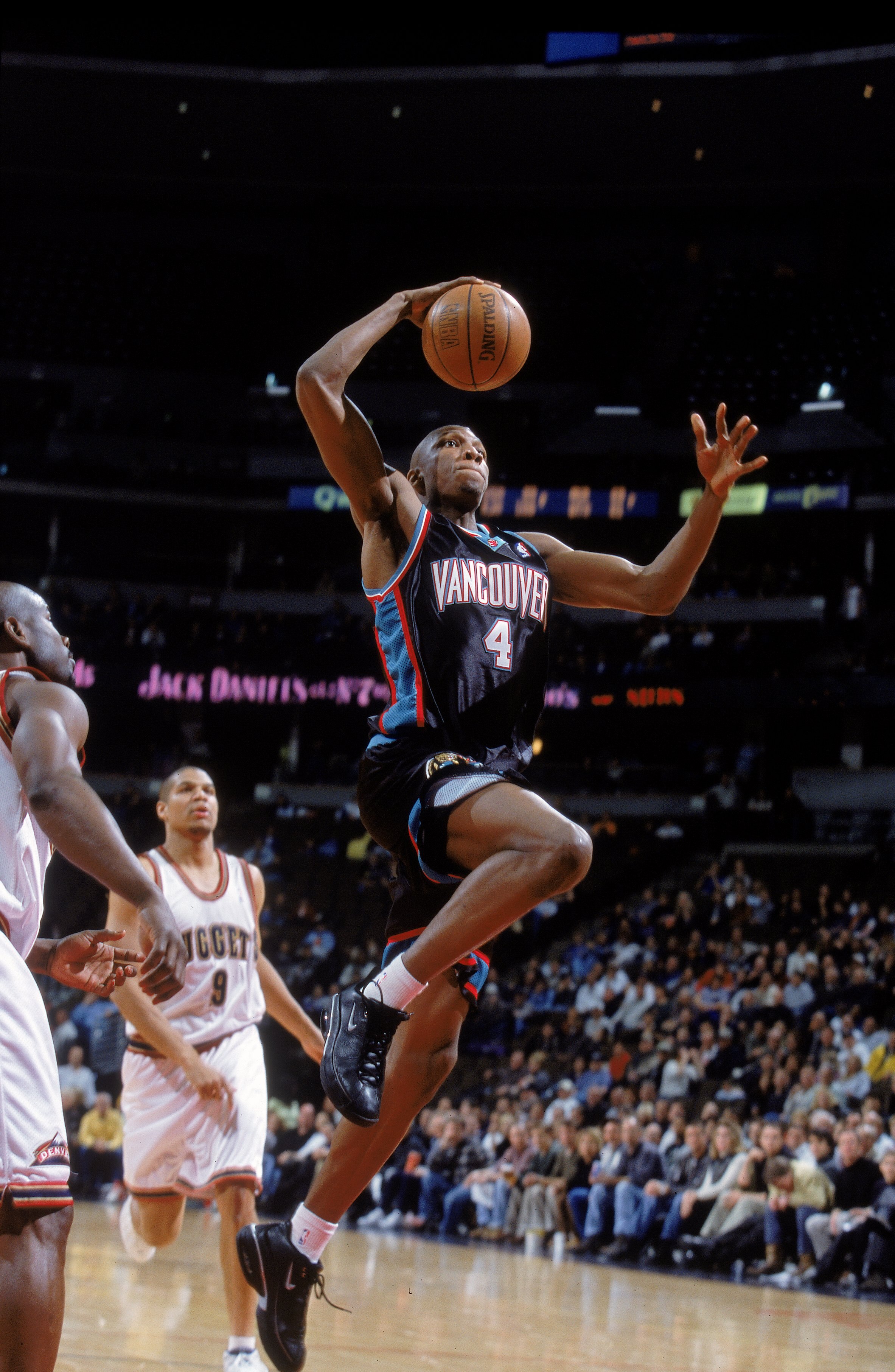 17 Jan 2001:  Stromile Swift #4 of the Vancouver Grizzlies makes a layup during the game against the Denver Nuggets at the Pepsi Center in Denver, Colorado. The Nuggets defeated the Grizzlies 121-97.    NOTE TO USER: It is expressly understood that the on