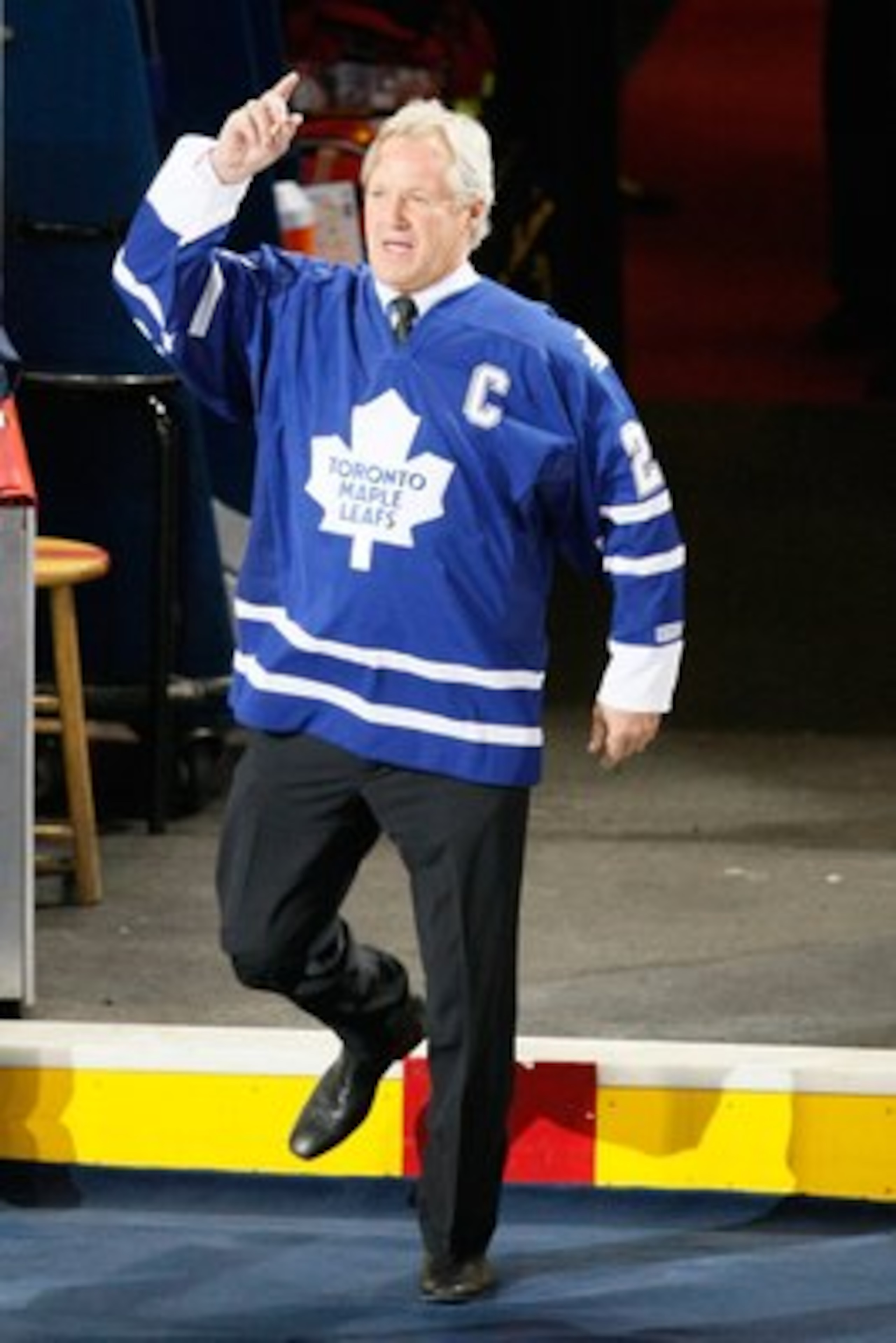 MONTREAL- JANUARY 8:  Former Toronto Maple Leafs player Darryl Sittler waves to fans during pre-game ceremonies before the game between the Toronto Maple Leafs and the Montreal Canadiens at the Bell Centre on January 08, 2009 in Montreal, Quebec, Canada. 