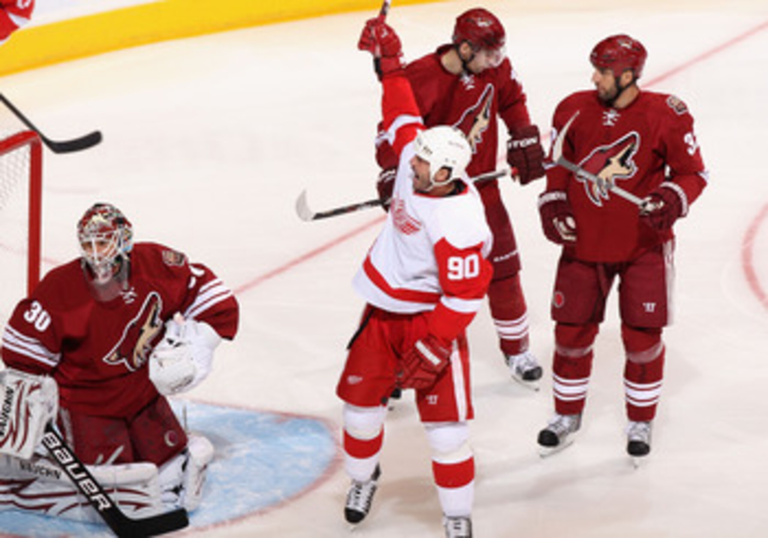GLENDALE, AZ - APRIL 20: Mike Modano #90 of the Detroit Red Wings celebrates after Tomas Holmstrom (not pictured) scored a first period goal past goaltender Ilya Bryzgalov #30 of the Phoenix Coyotes in Game Four of the Western Conference Quarterfinals du GLENDALE, AZ - APRIL 20: Mike Modano #90 of the Detroit Red Wings celebrates after Tomas Holmstrom (not pictured) scored a first period goal past goaltender Ilya Bryzgalov #30 of the Phoenix Coyotes in Game Four of the Western Conference Quarterfinals du
