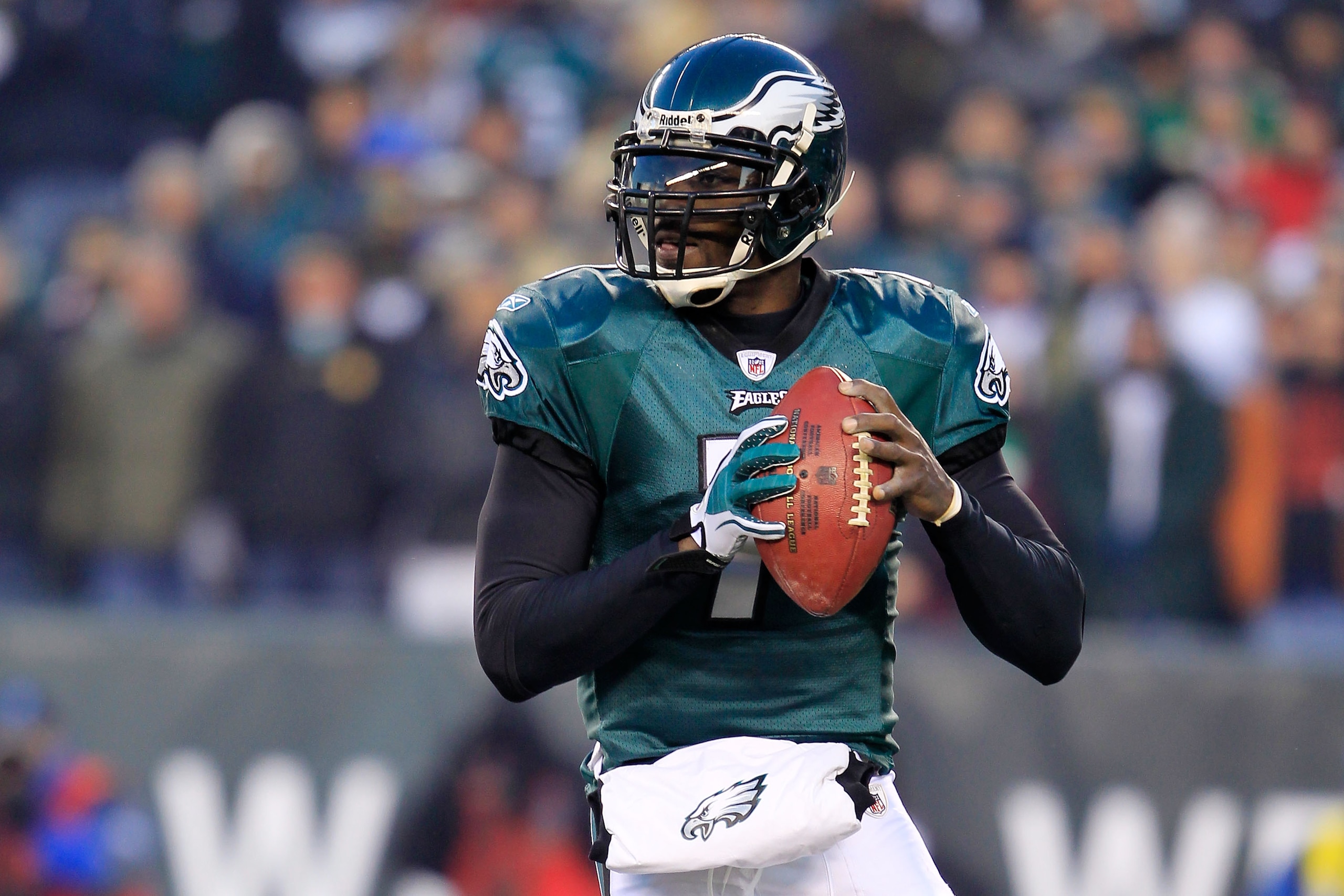PHILADELPHIA, PA - JANUARY 09: Michael Vick #7 of the Philadelphia Eagles drops back against the Green Bay Packers during the 2011 NFC wild card playoff game at Lincoln Financial Field on January 9, 2011 in Philadelphia, Pennsylvania. (Photo by Chris Tr PHILADELPHIA, PA - JANUARY 09: Michael Vick #7 of the Philadelphia Eagles drops back against the Green Bay Packers during the 2011 NFC wild card playoff game at Lincoln Financial Field on January 9, 2011 in Philadelphia, Pennsylvania. (Photo by Chris Tr