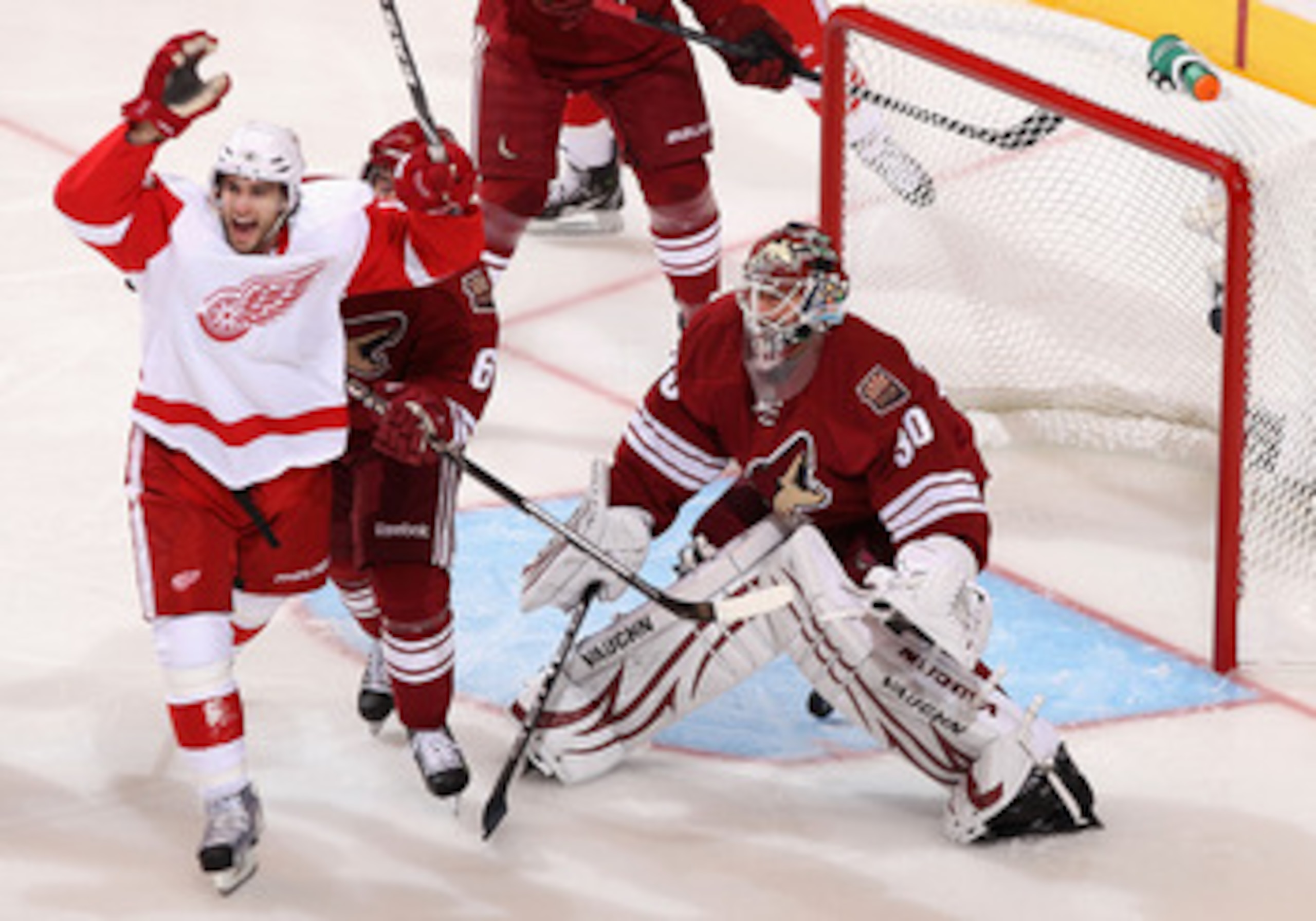 GLENDALE, AZ - APRIL 18: Patrick Eaves #17 of the Detroit Red Wings celebrates after Ruslan Salei (not pictured) scored a first period goal past goaltender Ilya Bryzgalov #30 of the Phoenix Coyotes in Game Three of the Western Conference Quarterfinals du GLENDALE, AZ - APRIL 18: Patrick Eaves #17 of the Detroit Red Wings celebrates after Ruslan Salei (not pictured) scored a first period goal past goaltender Ilya Bryzgalov #30 of the Phoenix Coyotes in Game Three of the Western Conference Quarterfinals du