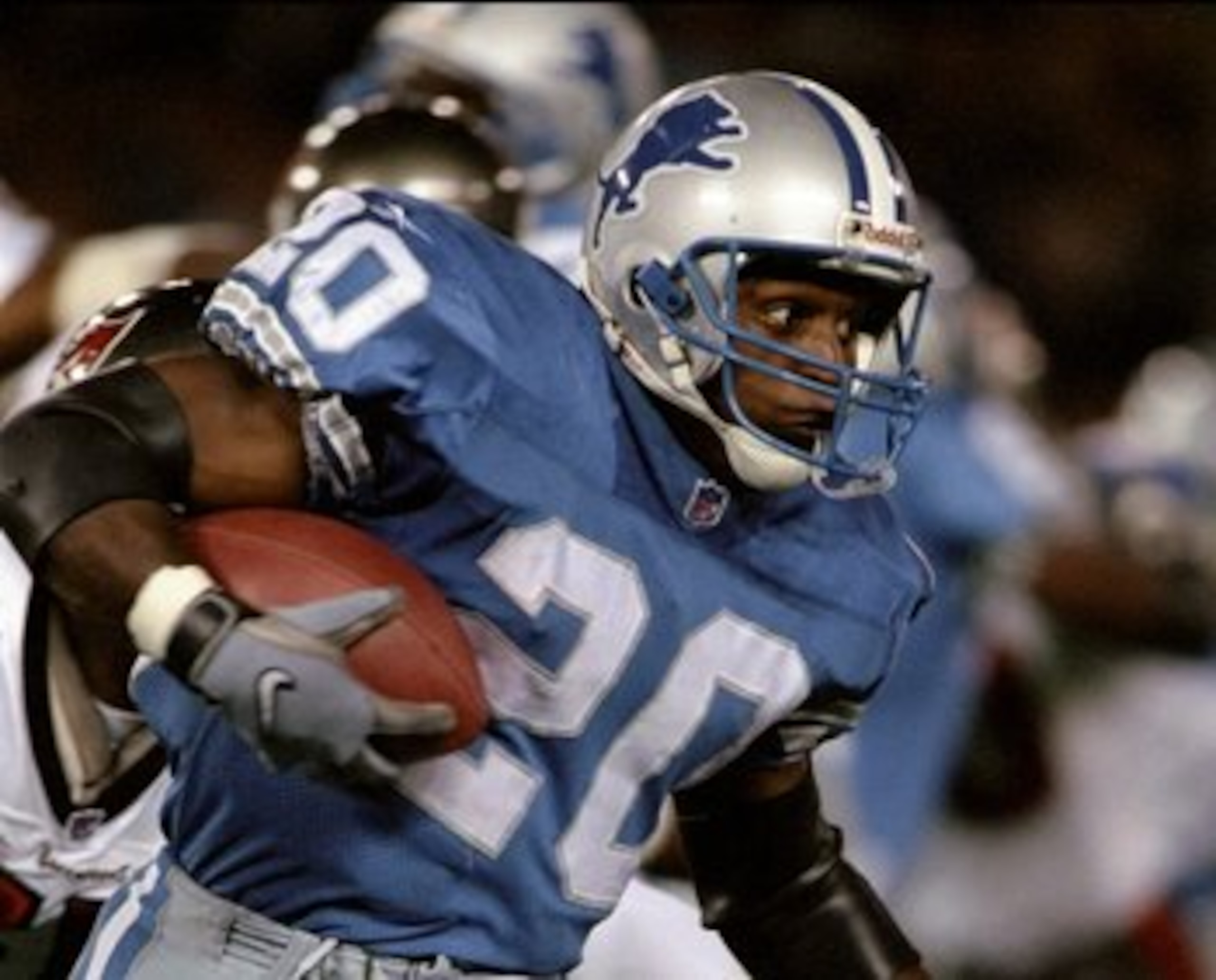 28 Sep 1998:  Running back Barry Sanders #20 of the Detroit Lions in action during the game against the Tampa Bay Buccaneers at the Pontiac Silverdome in Pontiac, Michigan. The Lions defeated the Buccaneers 27-6. Mandatory Credit: Tom Pidgeon  /Allsport