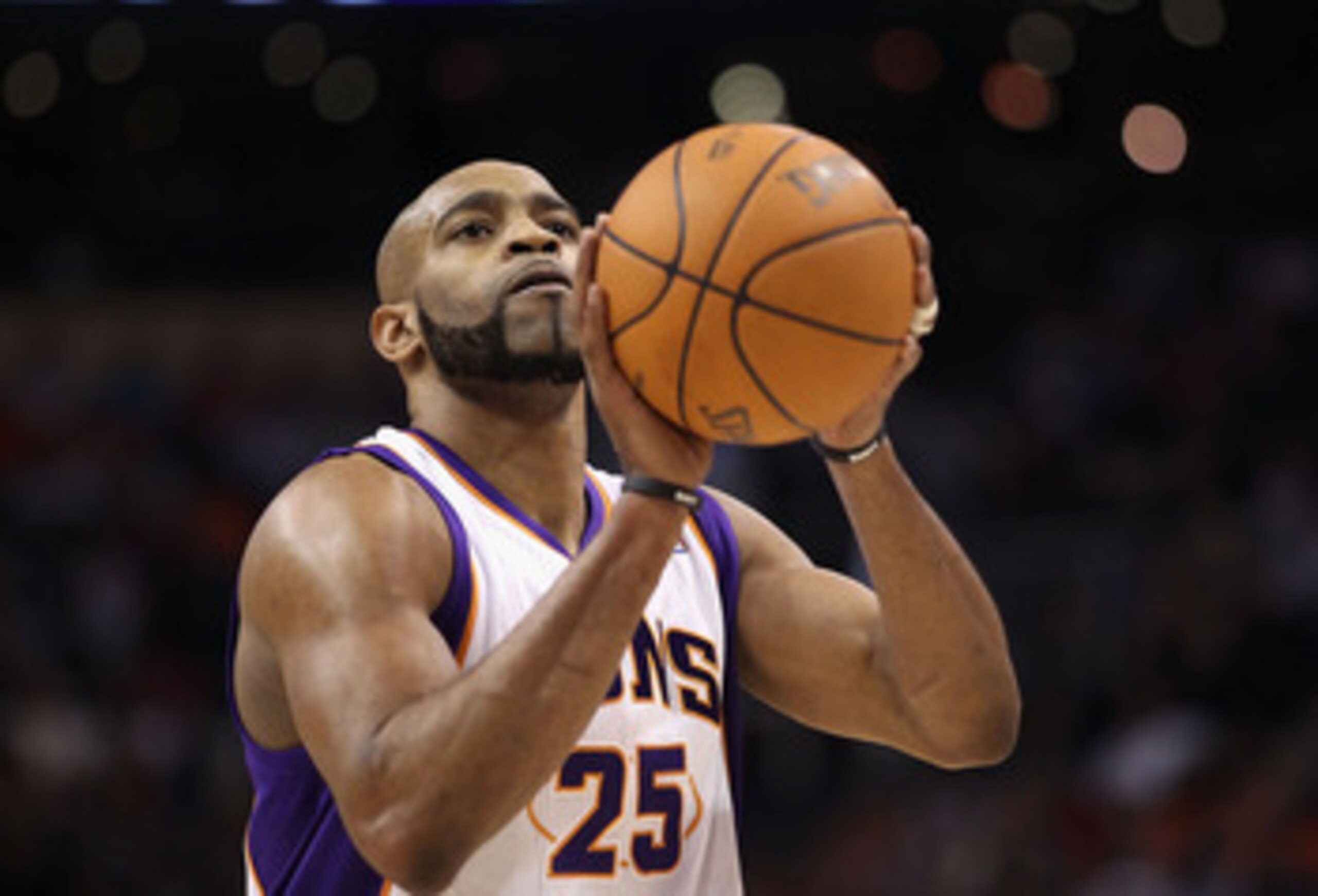 PHOENIX, AZ - MARCH 30: Vince Carter #25 of the Phoenix Suns shoots a free throw shot during the NBA game against the Oklahoma City Thunder at US Airways Center on March 30, 2011 in Phoenix, Arizona. The Thunder defeated the Suns 116-98. NOTE TO USER: U PHOENIX, AZ - MARCH 30: Vince Carter #25 of the Phoenix Suns shoots a free throw shot during the NBA game against the Oklahoma City Thunder at US Airways Center on March 30, 2011 in Phoenix, Arizona. The Thunder defeated the Suns 116-98. NOTE TO USER: U