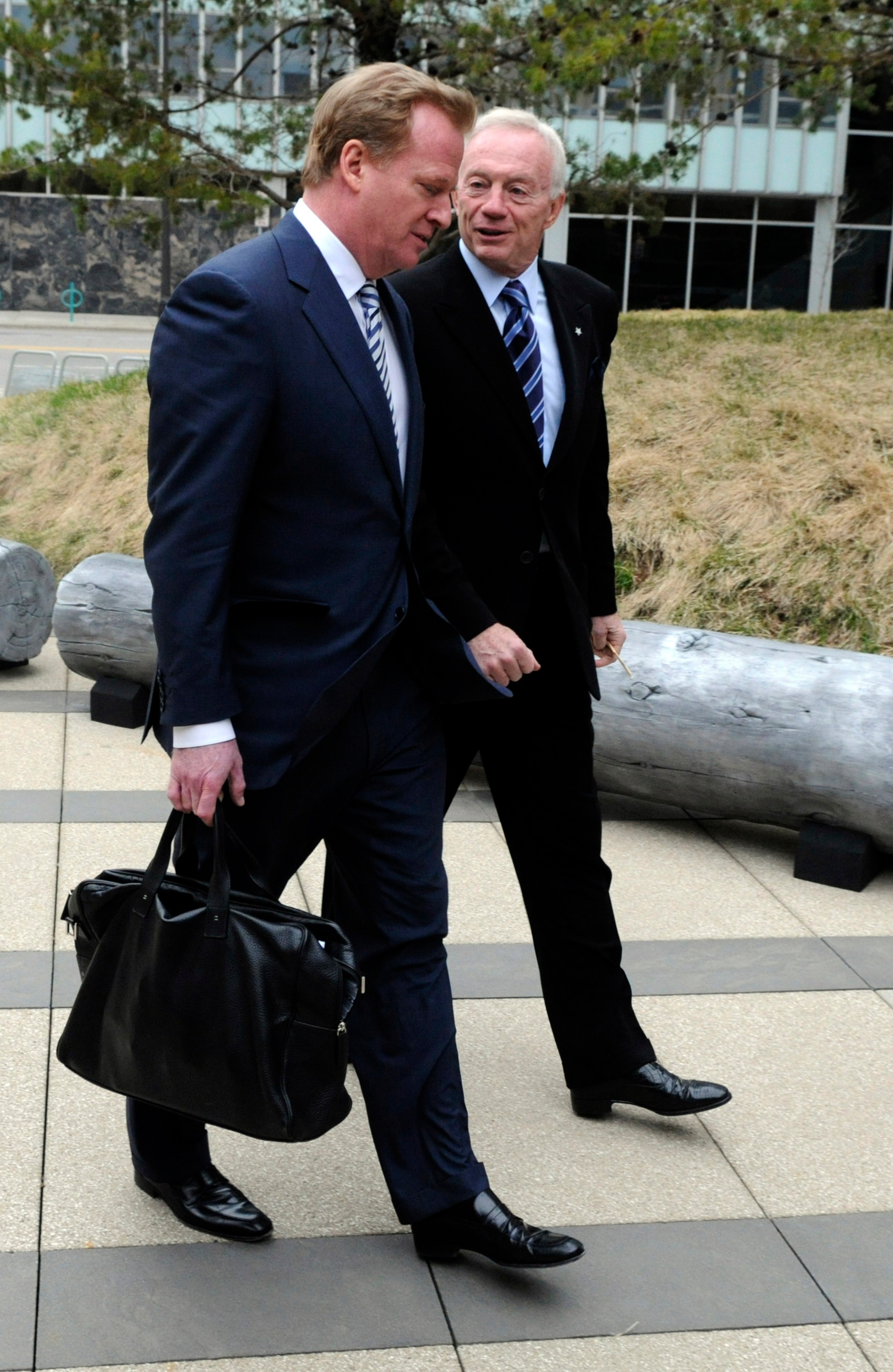 MINNEAPOLIS, MN - APRIL 19: NFL Commissioner Roger Goodell (L) and NFL owner Jerry Jones of the Dallas Cowboys arrive for court-ordered mediation at the U.S. Courthouse on April 19, 2011 in Minneapolis, Minnesota. Mediation was ordered after a hearing on